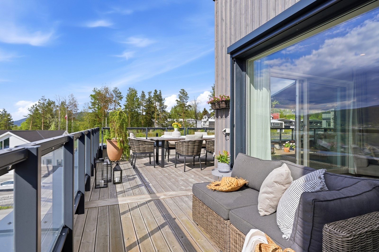 Utsikt fra en av loungesonene på terrassen. Galleribilde