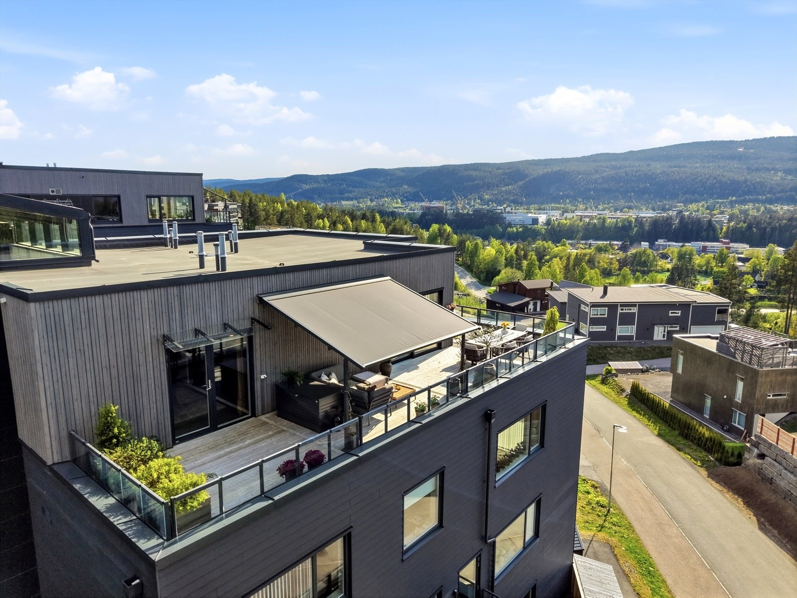 Heisadkomst fra garasjekjelleren med to private, side-om-side parkeringsplasser. Galleribilde