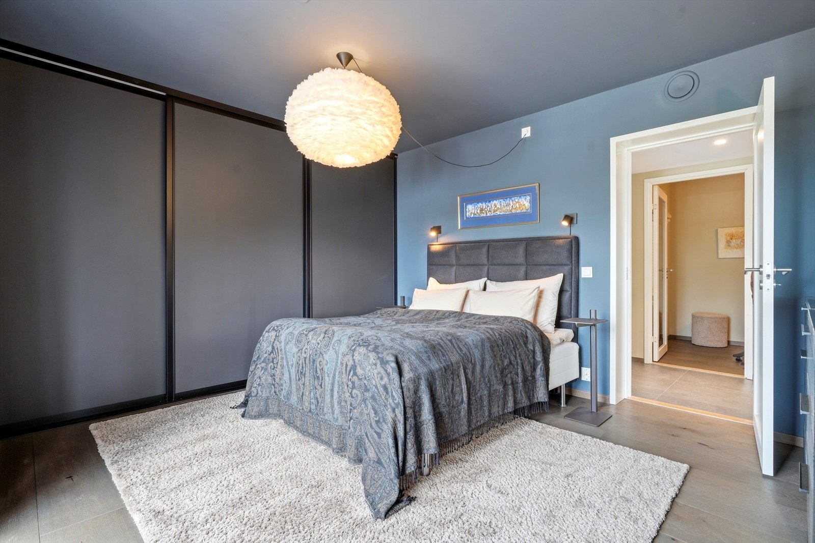Rommet har en stor skyvedørsgarderobe for effektiv oppbevaring. Galleribilde