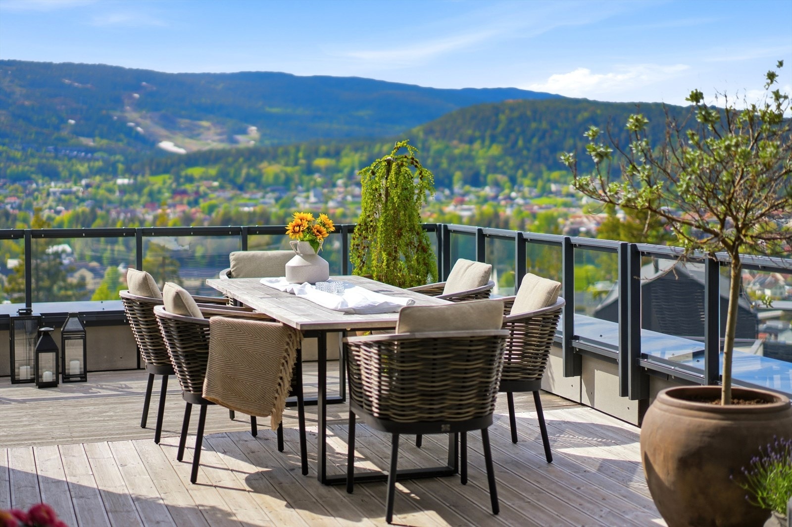 Her bor du med en privat takterrasse på til sammen 75 kvm, fordelt på to soner, og med en vidstrakt utsikt over Kongsberg. Galleribilde