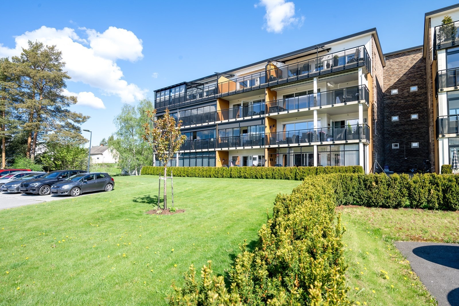 Sameiet Bjørkelangen Park 5 ligger svært attraktivt og sentrumsnært til på Bjørkelangen, med kort gangavstand til et bredt utvalg av servicetilbud, butikker, caféer, restauranter og offentlig kommunikasjon. Galleribilde