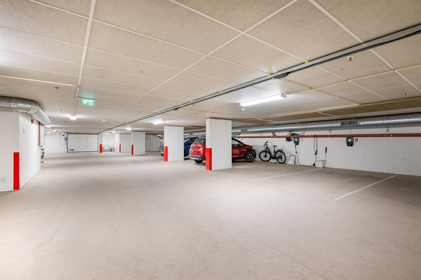 Egen garasjeplass med lademulighet. Det er i tillegg en egen sportsbod i eget bodrom Galleribilde