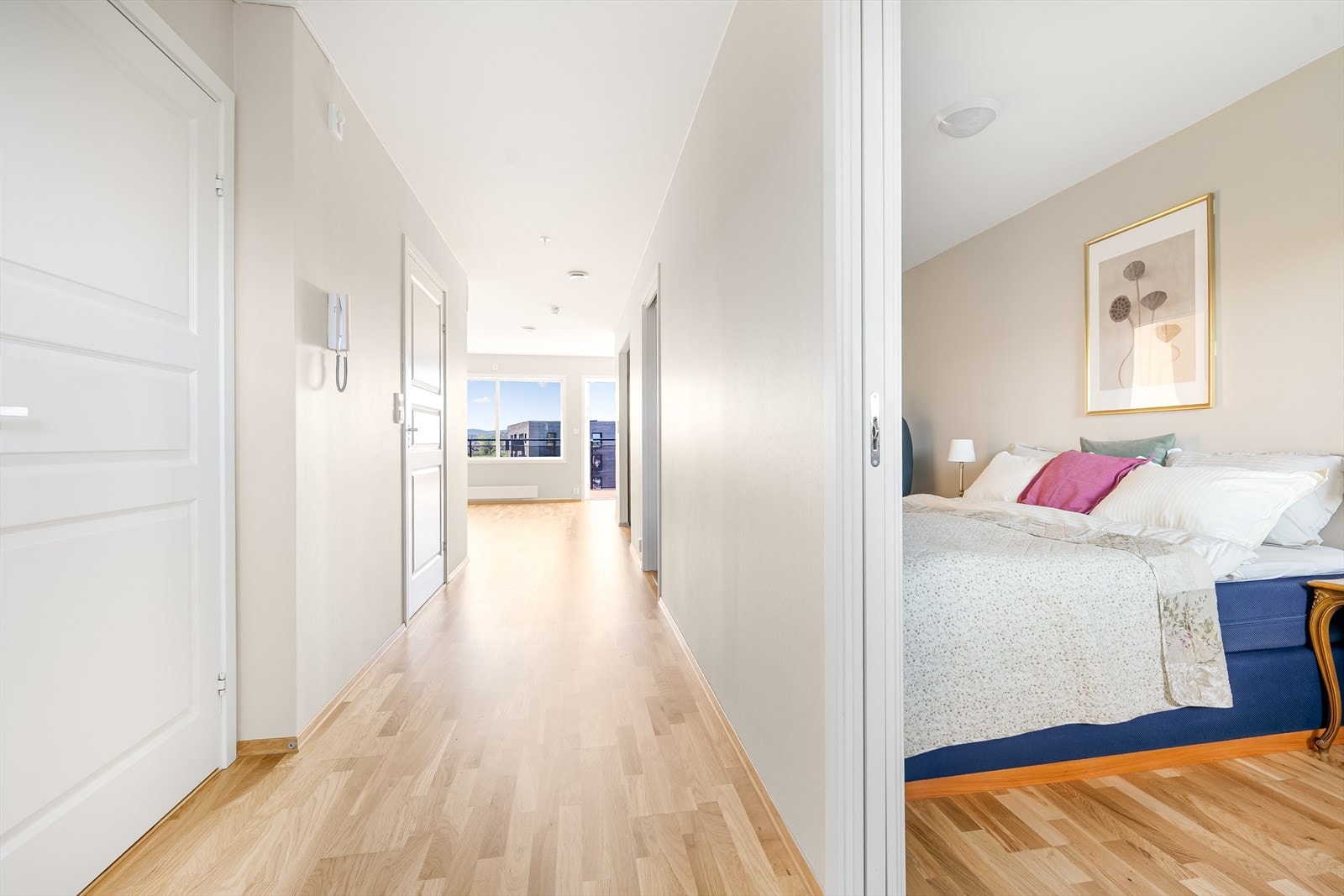 Soverommet har en praktisk og plassbesparende løsning med adkomst til sengen fra begge sider via skyvedører, noe som gir en funksjonell og luftig romfølelse. Galleribilde