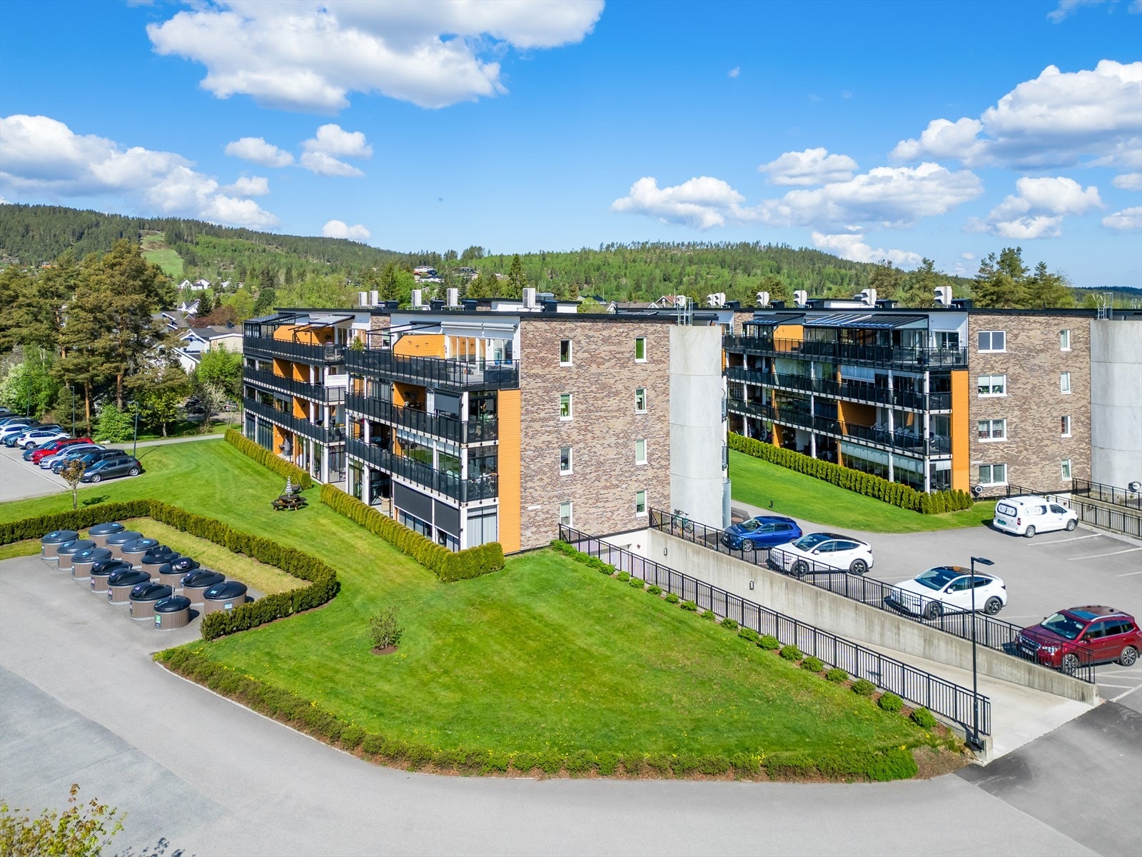 Området byr på en fin kombinasjon av sentral beliggenhet og rolige omgivelser, med grønne nærområder, hyggelige gangveier og gode rekreasjonsmuligheter like i nærheten. Galleribilde