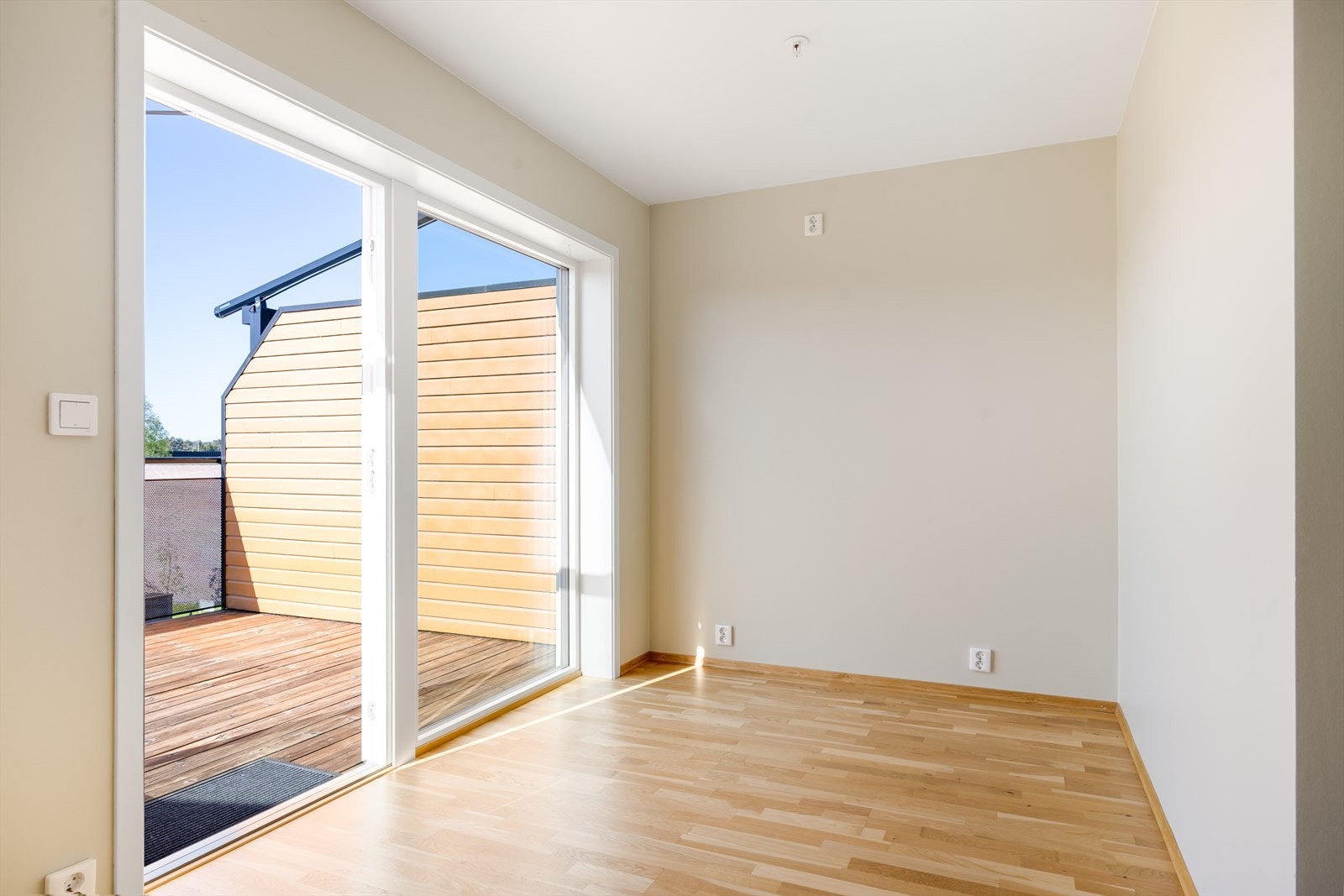 Den lune kroken ved terrassedøren egner seg perfekt som spisestue, med god plass til spisebord og en hyggelig plassering tett på den solrike og usjenerte uteplassen. Galleribilde