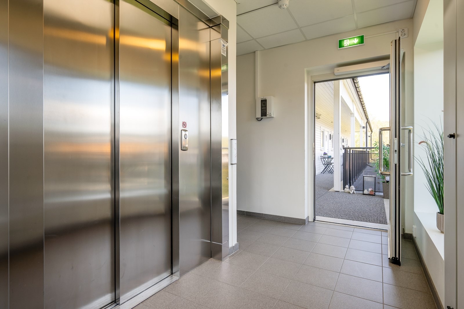 Trappefri adkomst via heis som også tar deg ned til garasjekjelleren. Galleribilde