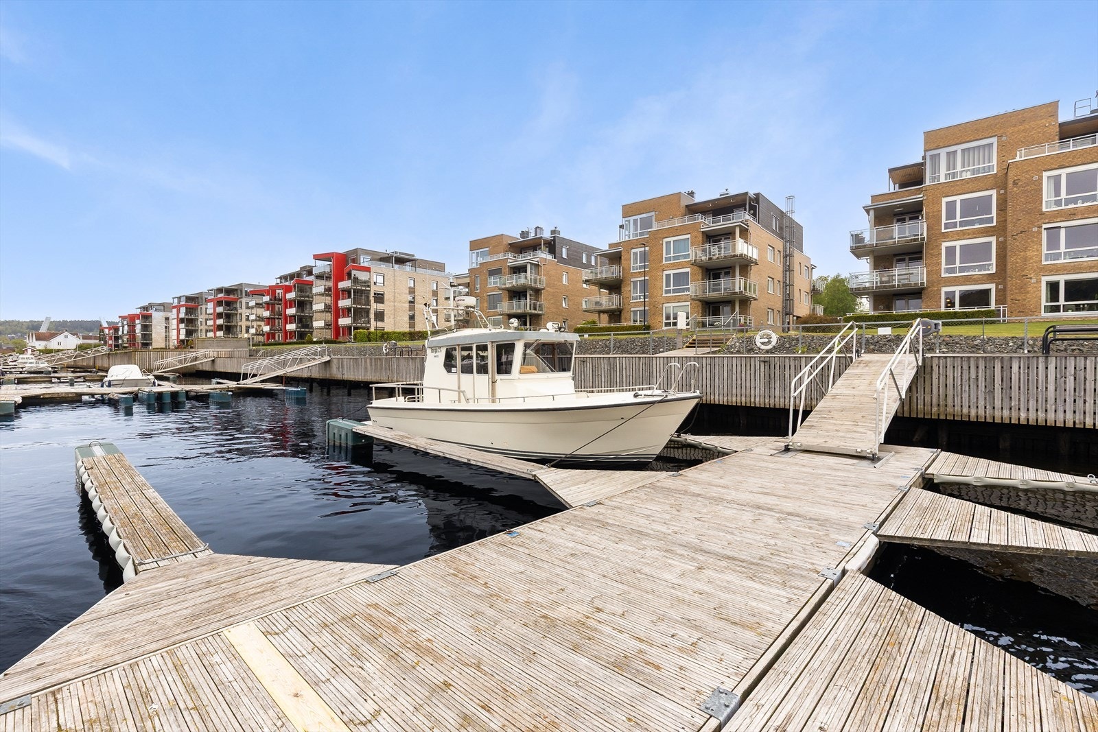 Vestsiden Brygge byr på en tilbaketrukket og skjermet beliggenhet med umiddelbar nærhet til vannet. Galleribilde