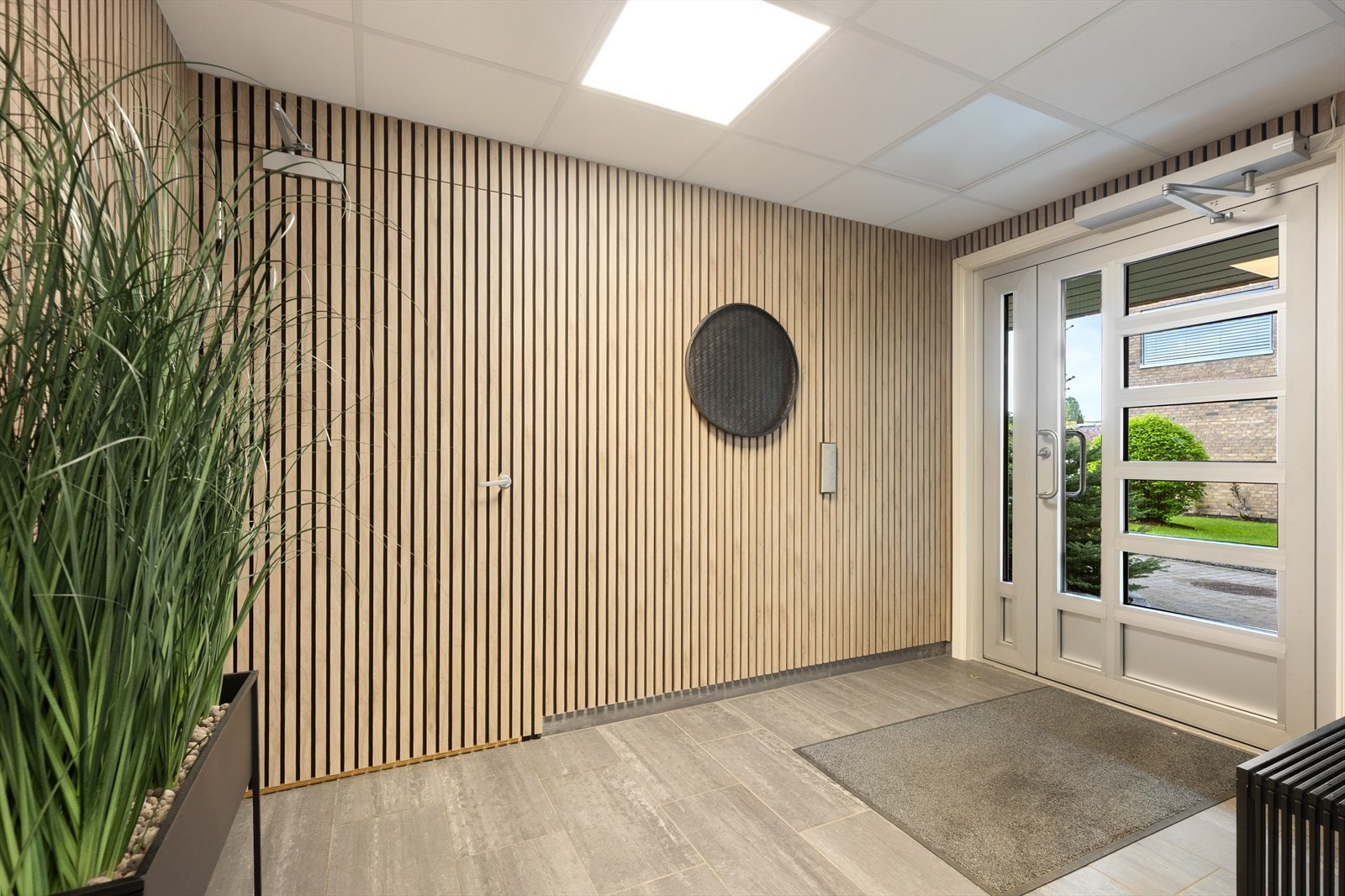 Leiligheten ligger på bakkeplan og har enkel adkomst fra felles trappegang. Borettslaget har heis. Galleribilde