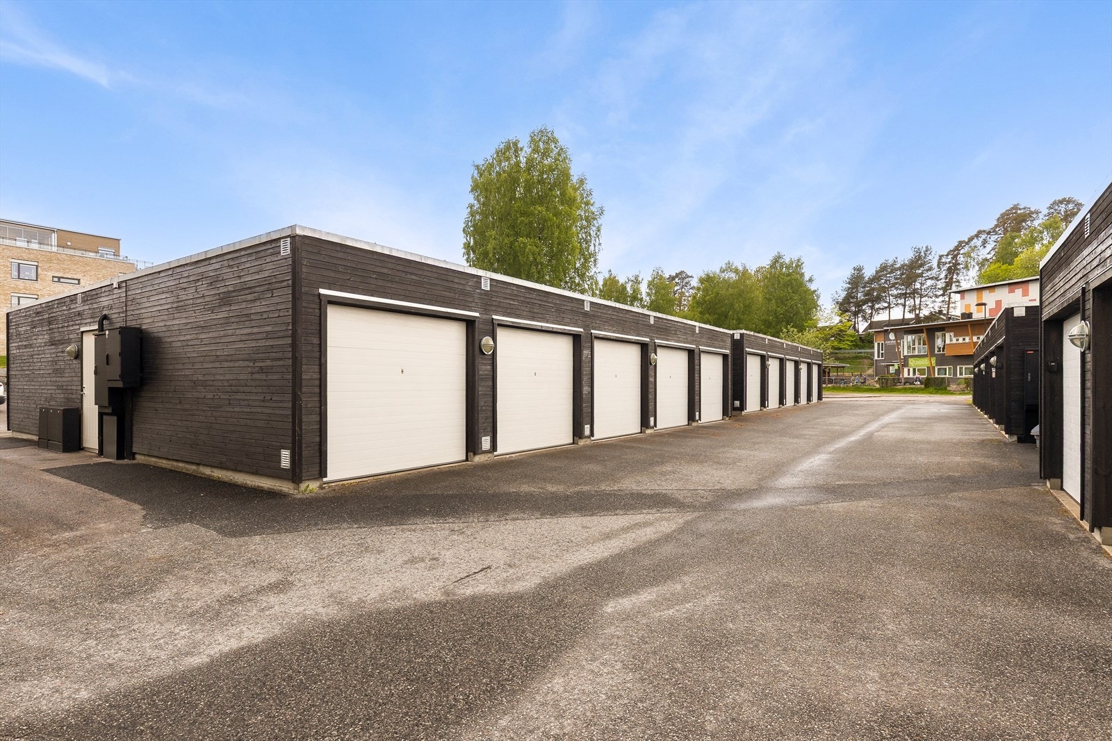 Denne leiligheten disponerer egen garasjeplass (nr. 17). Det er lagt opp infrastruktur for lading av elbil i hver garasje. Galleribilde