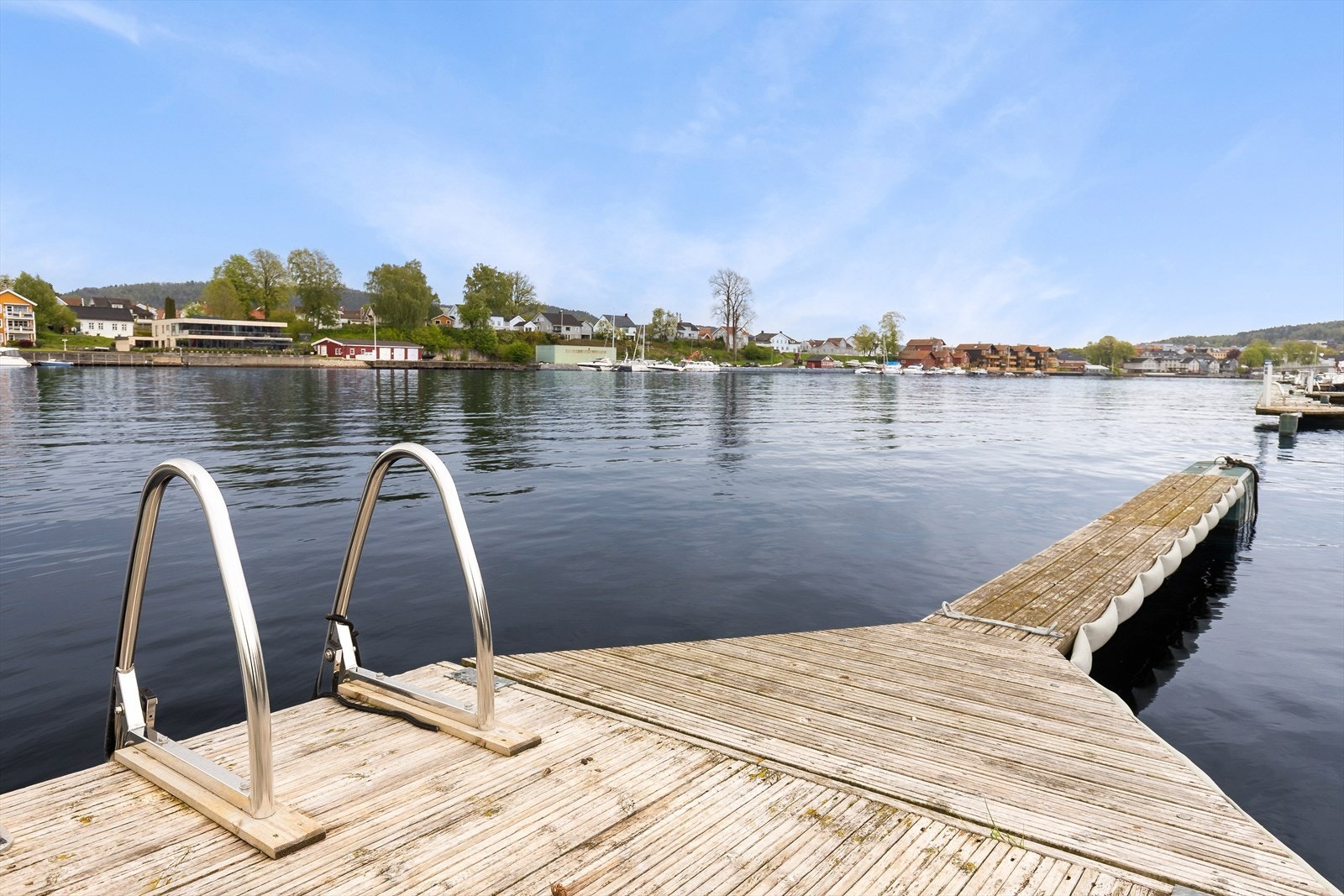 Fra bryggeanlegget er det gode bademuligheter. Det er montert nye badestiger i 2025. Galleribilde