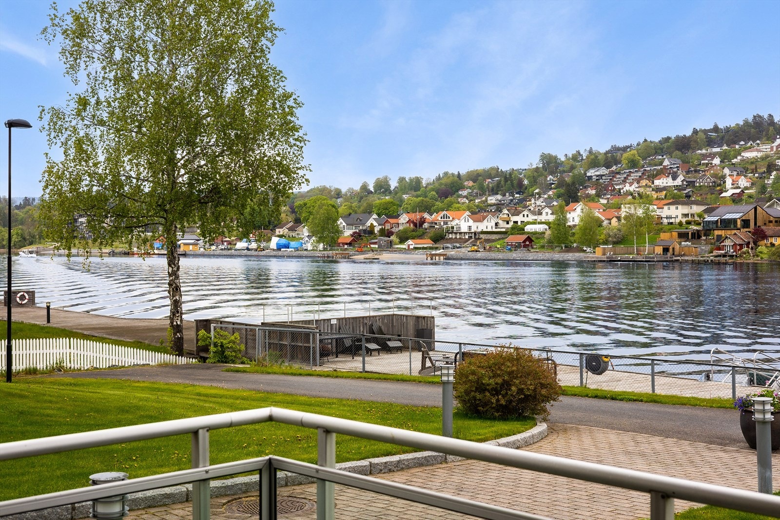 Leiligheten har en romslig, flislagt terrasse på bakkeplan med god plass til utemøbler og nydelig utsikt! Galleribilde