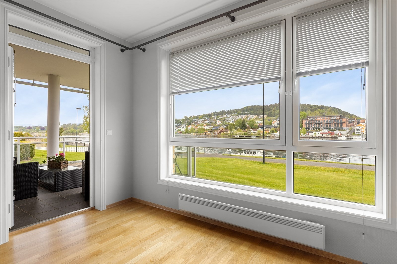 Fra stuen er det utgang til en romslig, overbygget terrasse med vidstrakt utsikt over elveløpet. Galleribilde