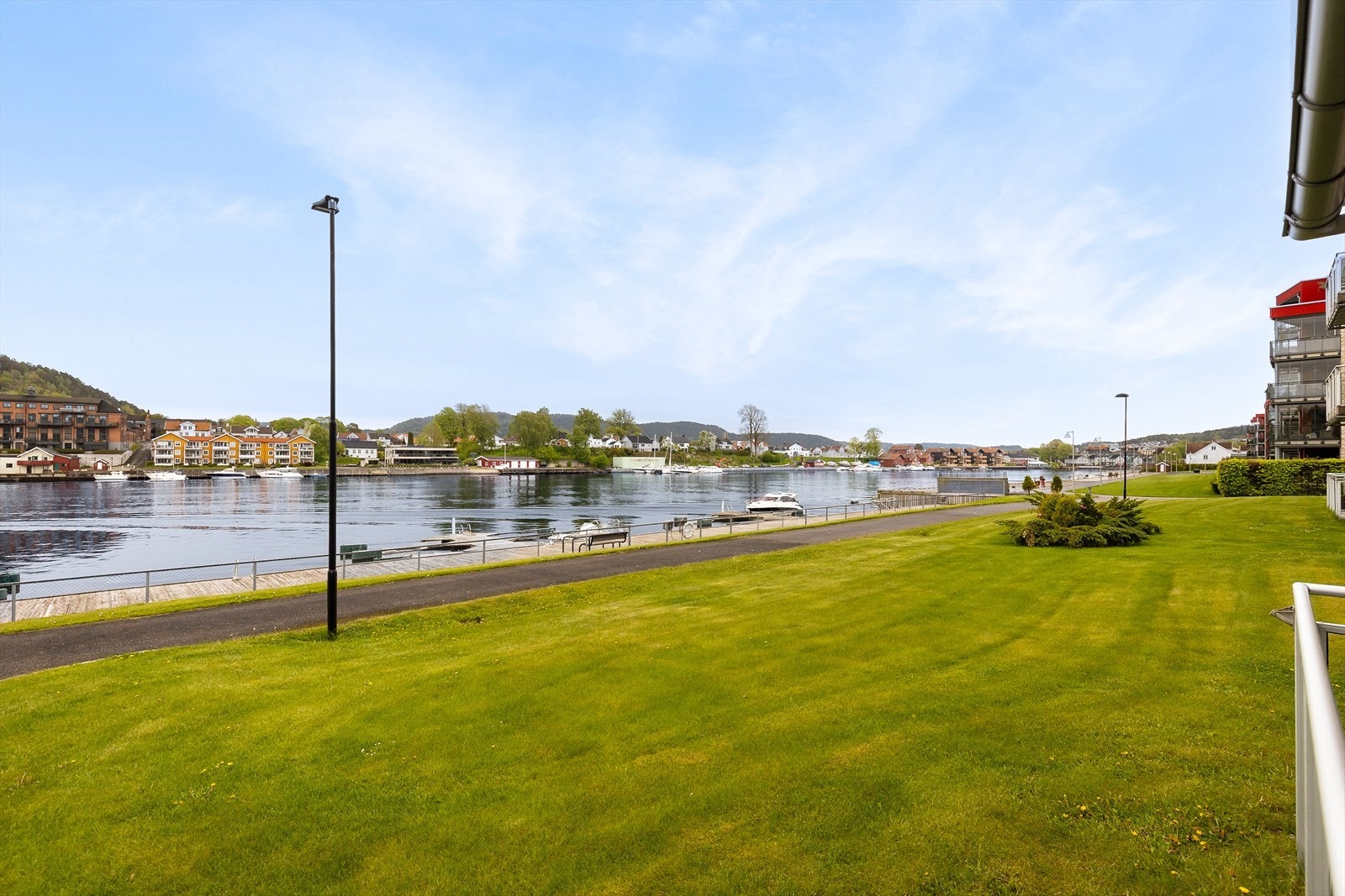 Fellesområdene er pent opparbeidet med fine plenarealer og gangveier langs elven. Galleribilde