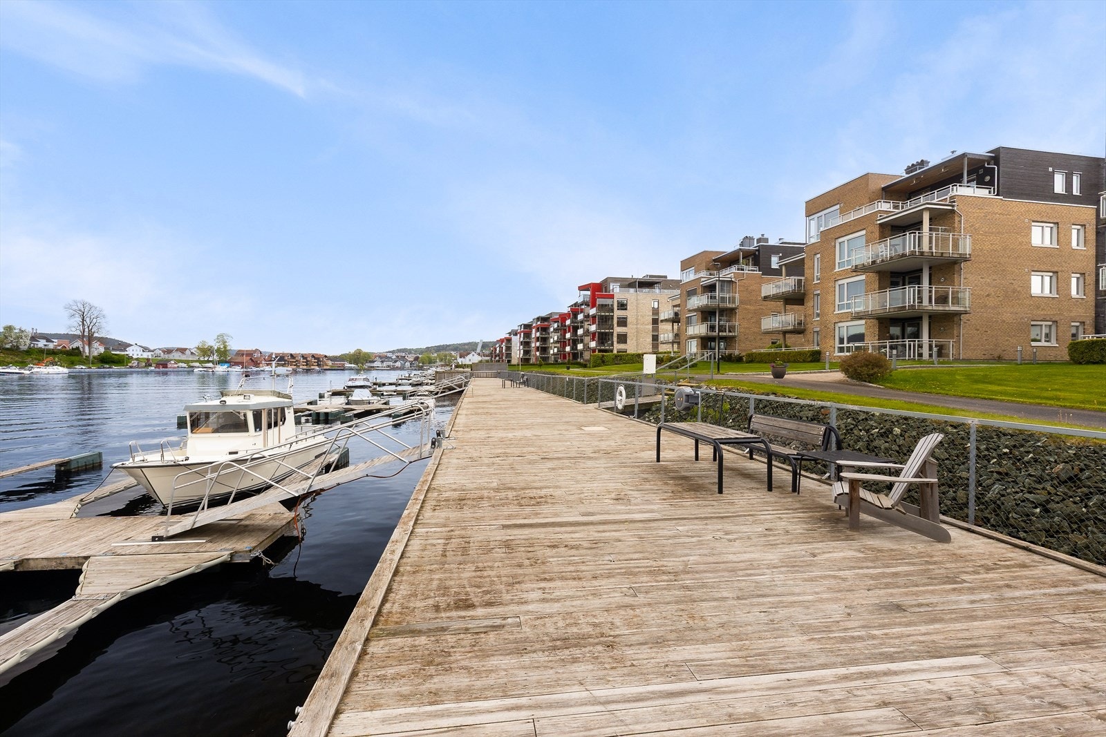 Vestsiden Brygge har en flott beliggenhet med pent anlagte fellesområder. Galleribilde