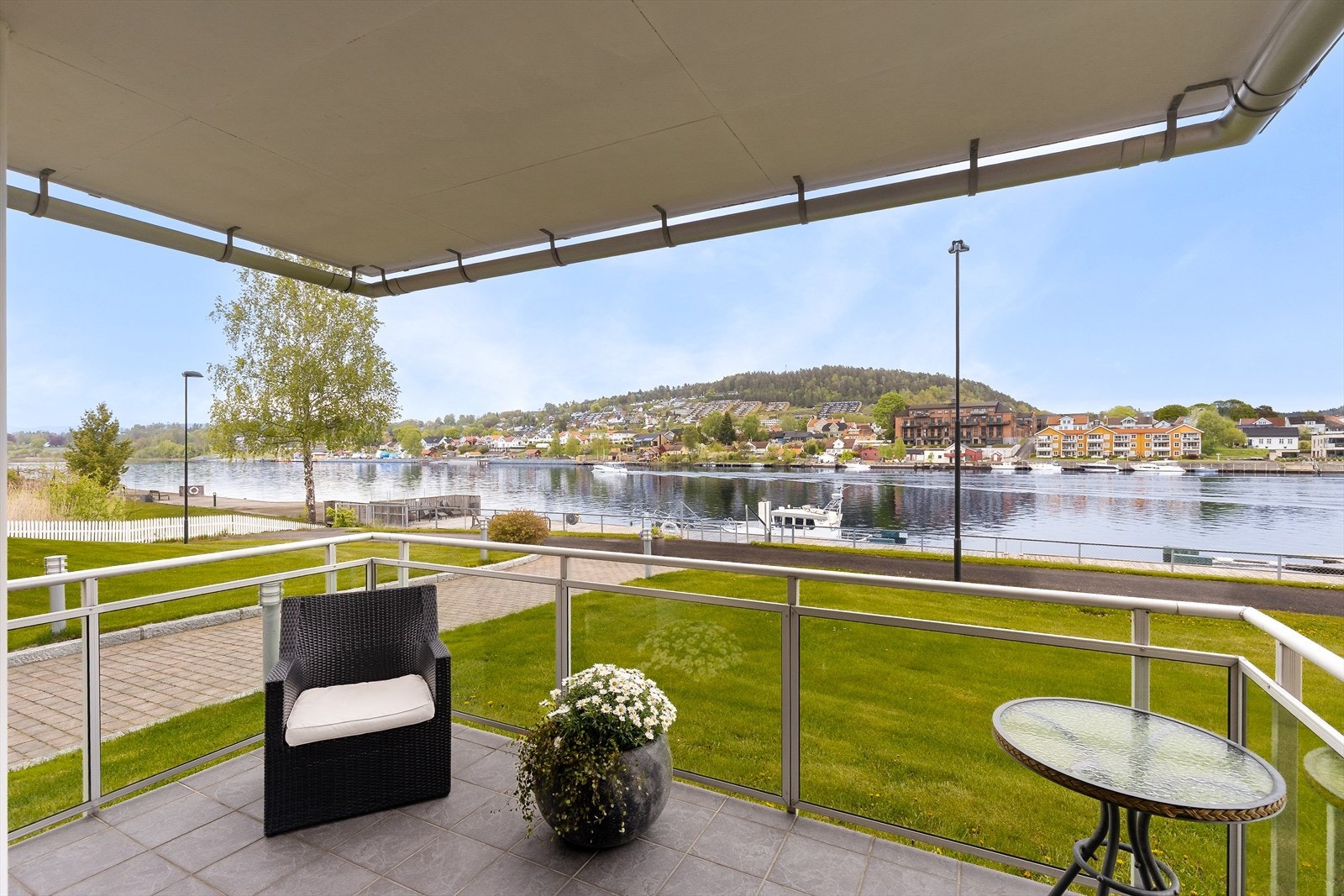 En lys og fin 3-roms andelsleilighet i 1. etasje, beliggende i ytterste rekke med nydelig utsikt til elva! Galleribilde
