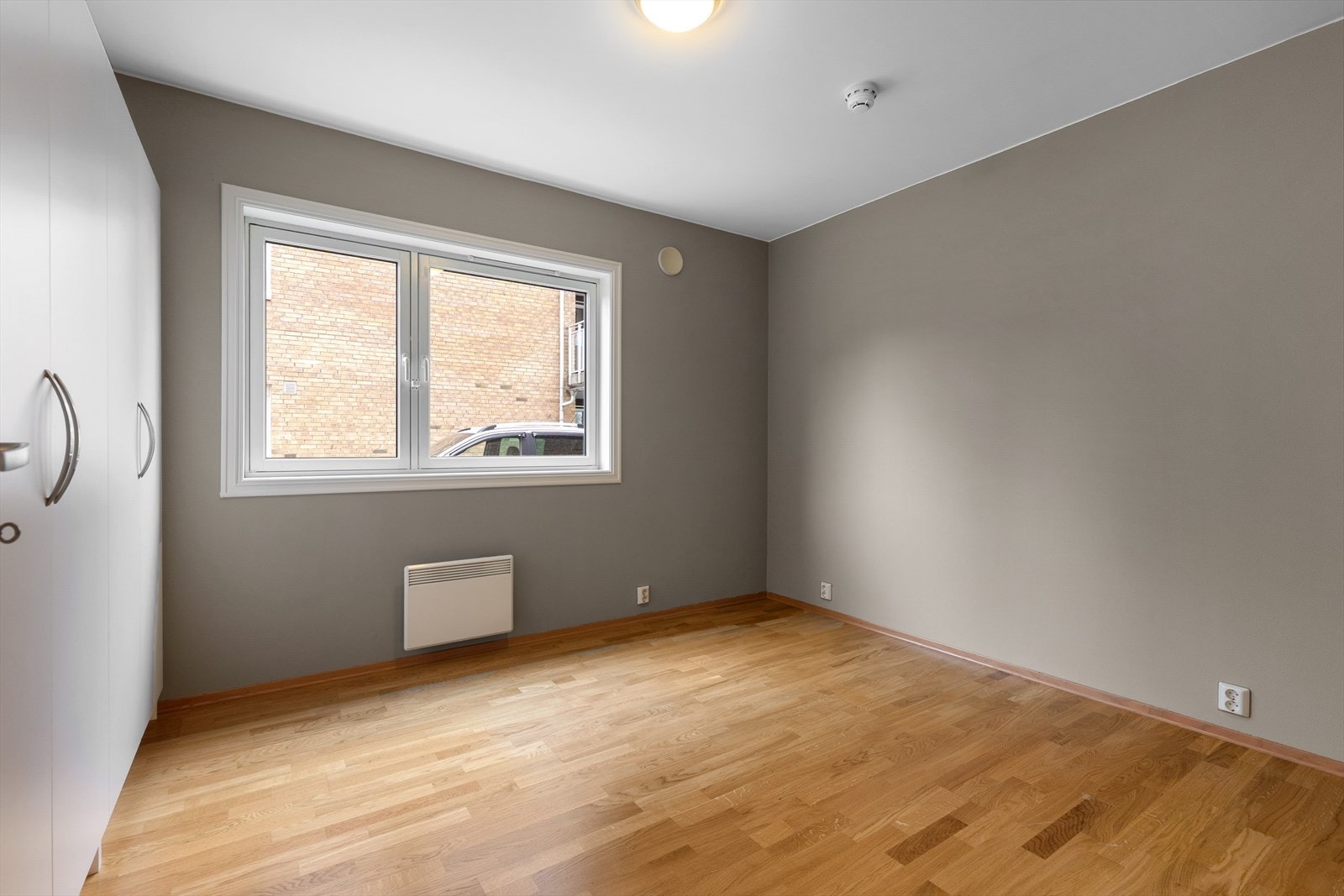 Soverommet har parkett på gulv, malte veggflater og fabrikkmalte vinduer med 2-lags isolerglass. Galleribilde