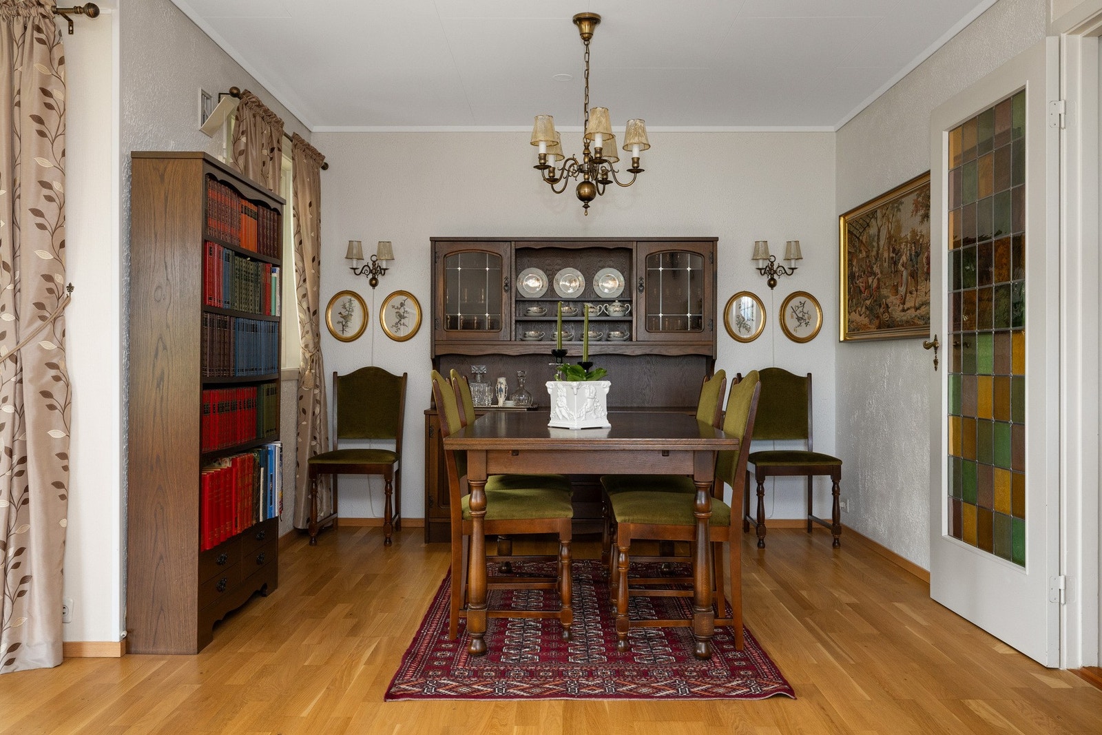 Det er også god plass til en stor spisegruppe i stuen. Alternativt kan det enkelt etableres et soverom her Galleribilde