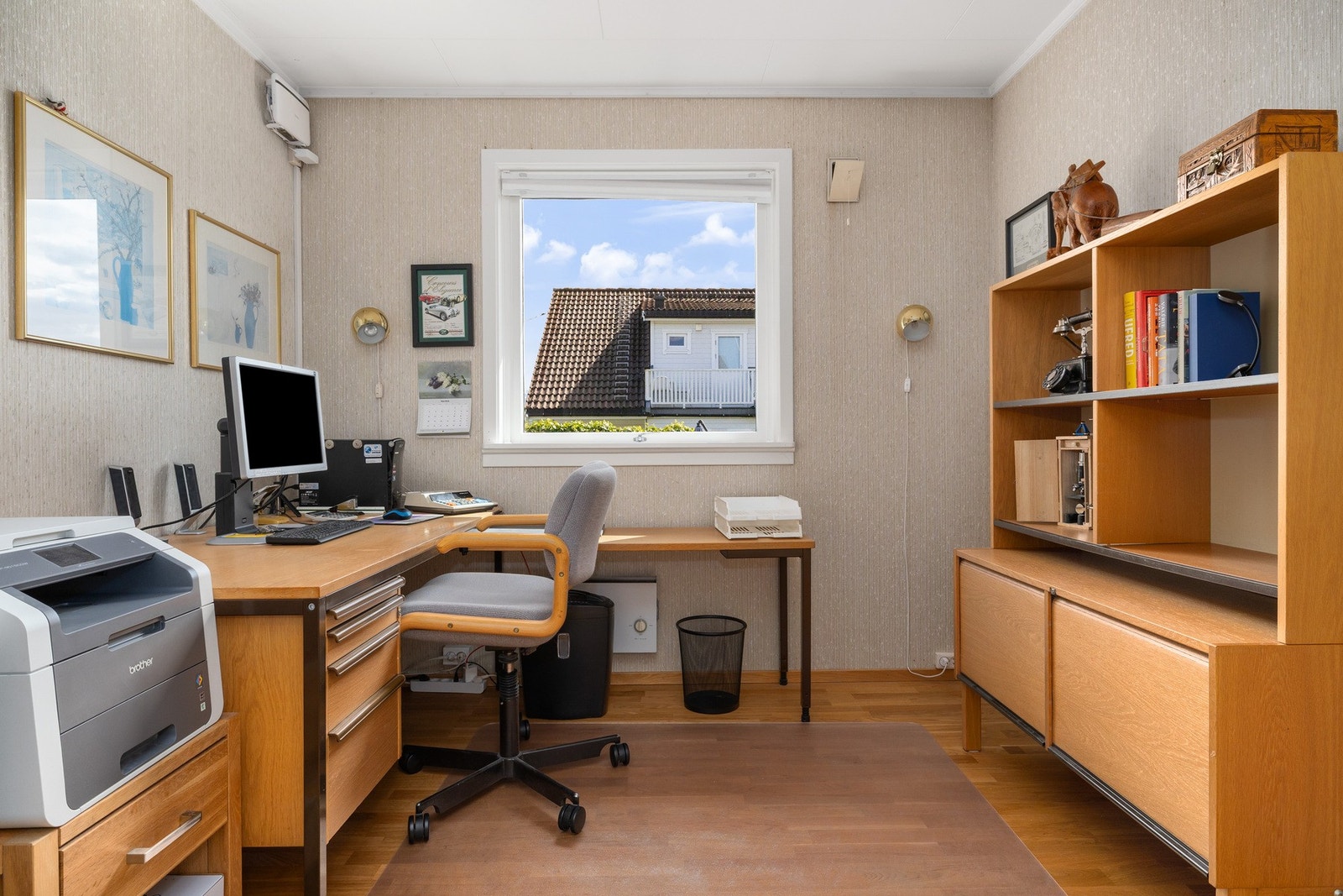 Rommet er av god størrelse og av selger benyttet og innredet som kontor. Det er innlagt fiber! Galleribilde