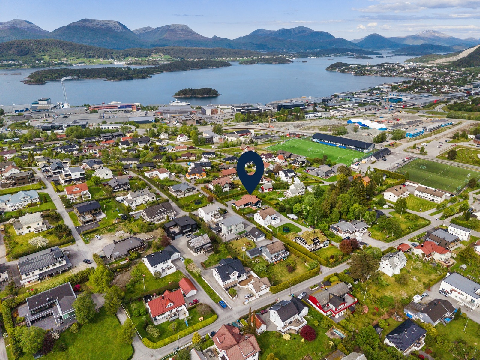 Dronebilde oversikt. Nærområdet består i hovedsak av eneboliger. Trivelig og rolig område med lite gjennomgangstrafikk Galleribilde