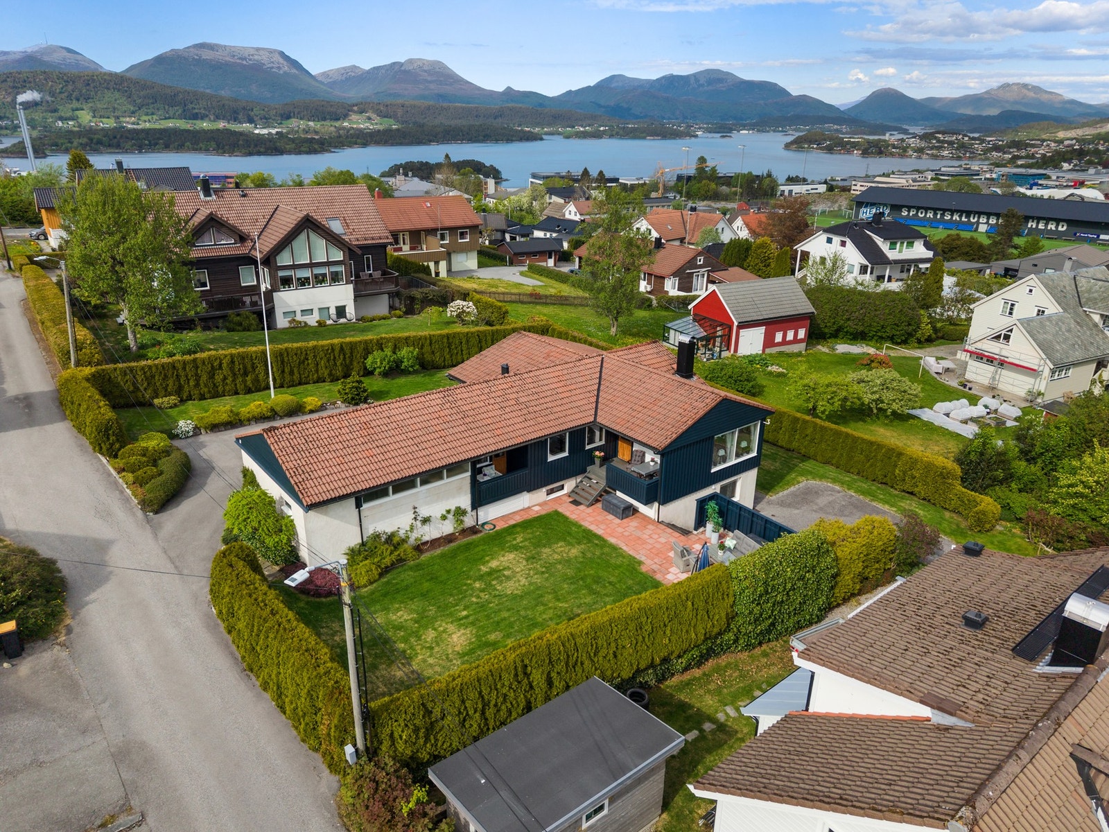 EIE har gleden av å presentere Nedre Åsemulvegen 4! Foto v/ Odin Jæger (Hunter Visuals) Galleribilde