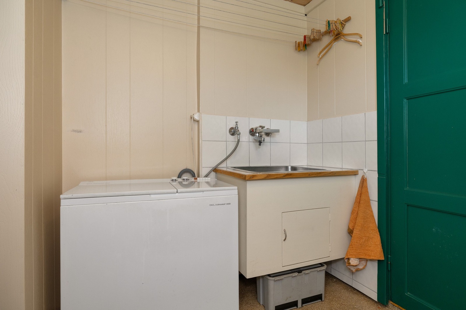Vaskerommet har epoxygulv med varmekabler, skyllekar og opplegg for vaskemaskin. Sluk i rommet Galleribilde