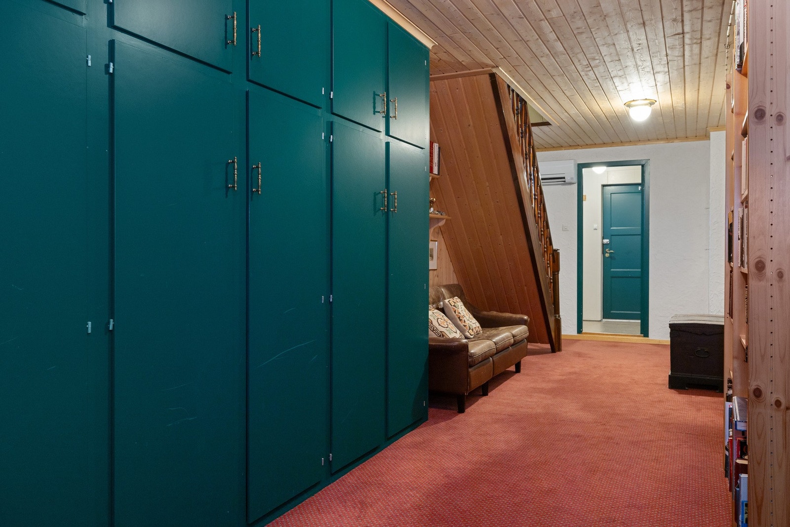 Underetasjen har i likhet med boligen ellers rikelig med lagringsplass. En stor og bred gang/aktivitetsrom med åpen trapp til hovedetasje. Varmepumpen ble installert i 2022 Galleribilde