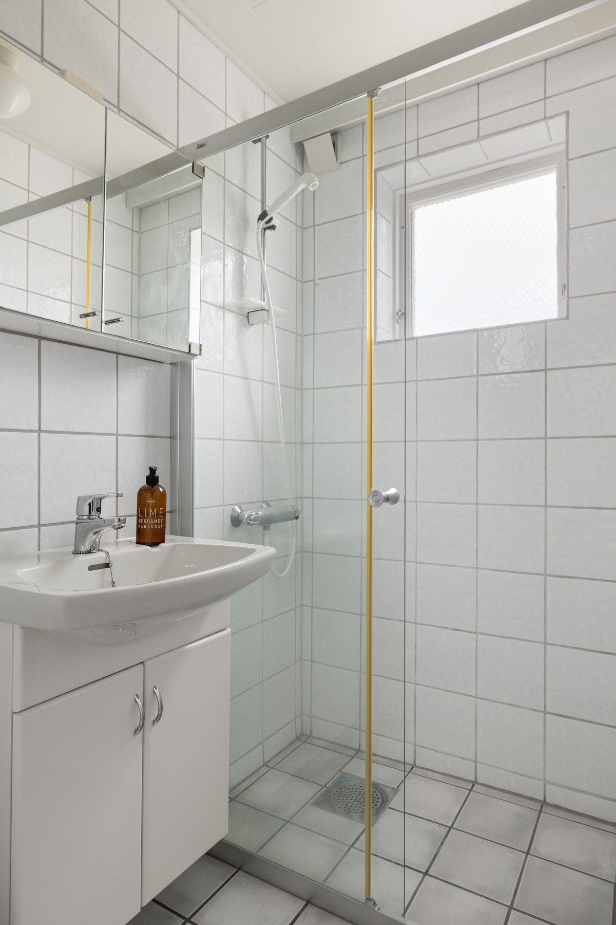 Praktisk dusj med glassvegger. Det er varmekabler i gulv Galleribilde