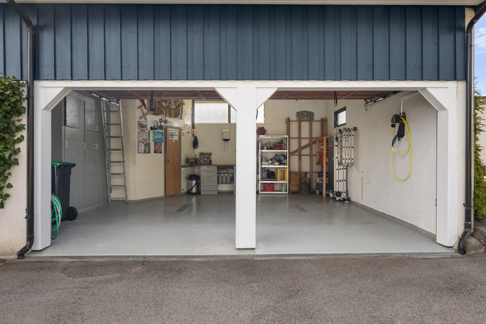 Stor og innholdsrik dobbelgarasje Galleribilde