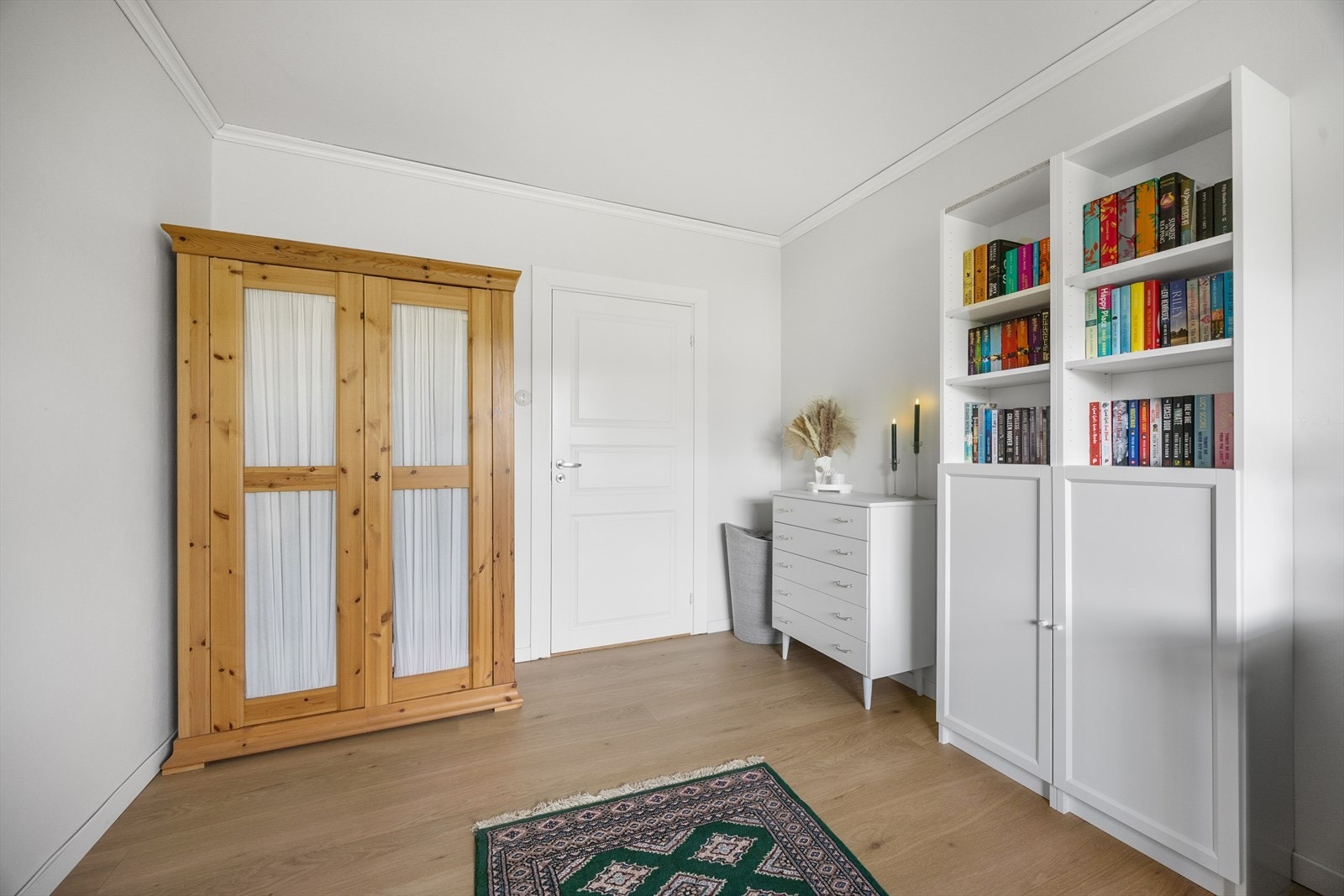 Rommet har plass til seng, skrivepult og garderobeskap. Galleribilde