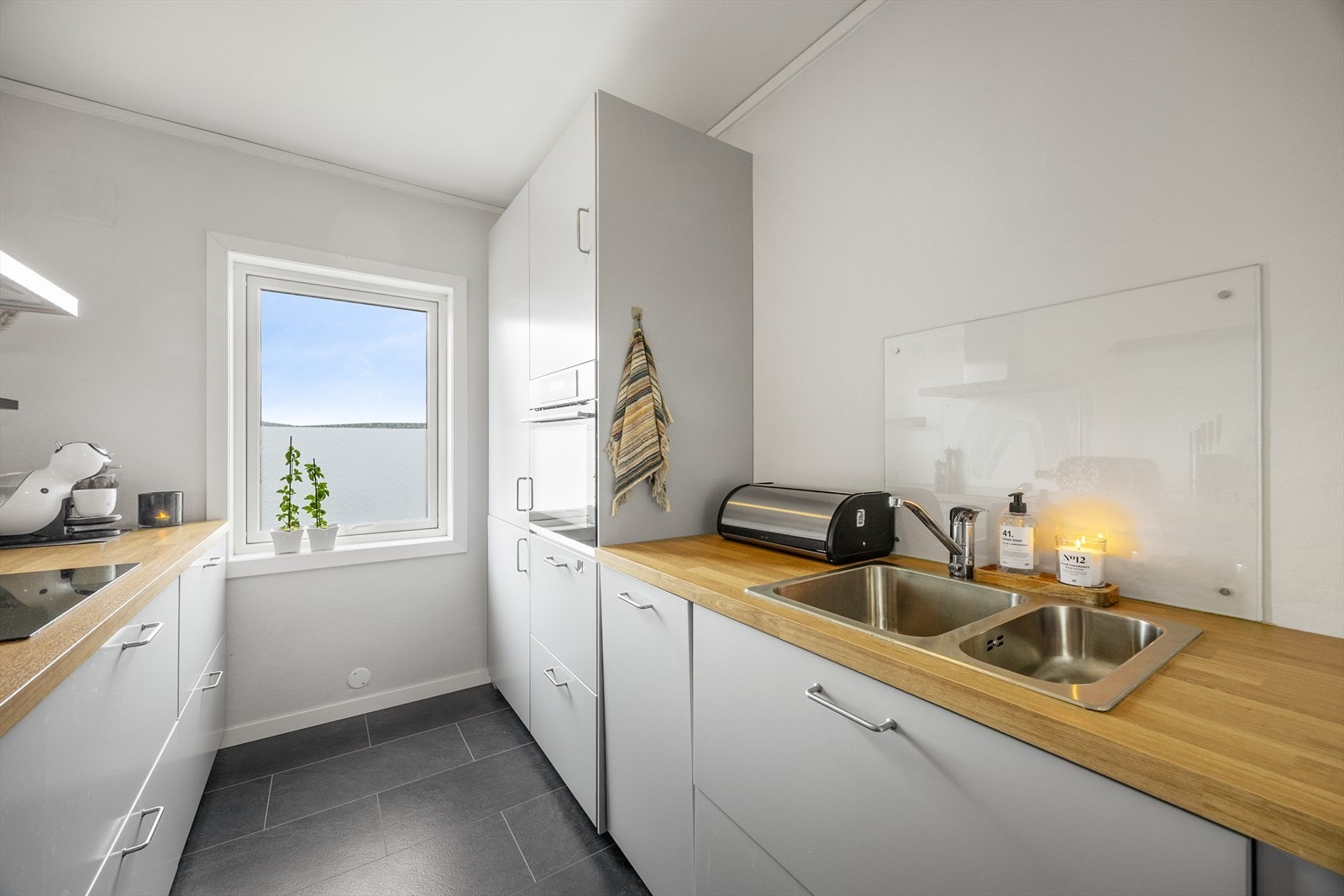 Kjøkkenet er utstyrt med vannstoppsystem under benken for ekstra trygghet. Galleribilde