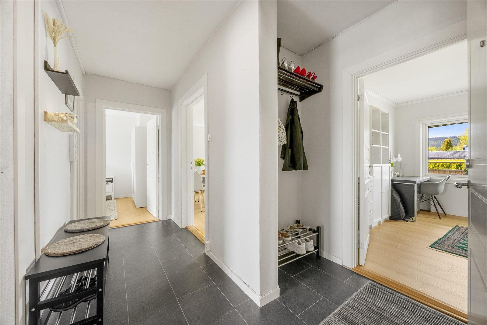 Leiligheten har en praktisk rominndeling, med alle funksjoner samlet på ett plan. Galleribilde