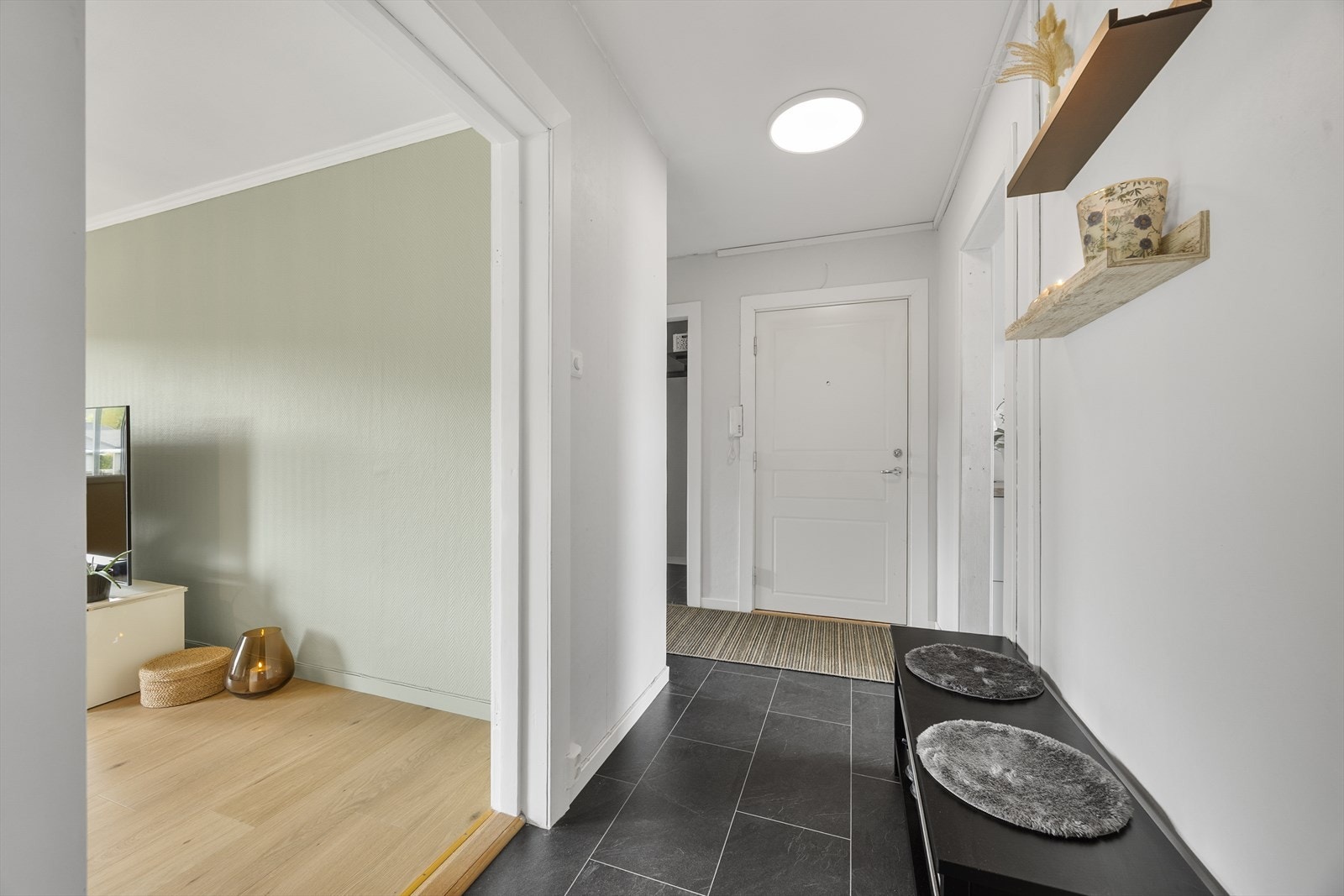 Entréen ønsker velkommen inn. De hvitmalte profilerte fyllingsdørene er fra 2021. Galleribilde