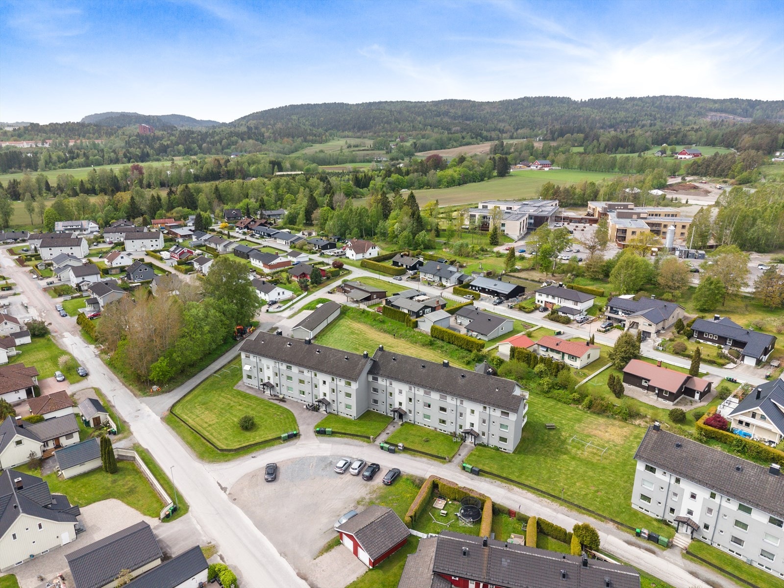 Leiligheten ligger i et etablert og barnevennlig boligområde på Nenset. Det er kort vei til barnehage, skole og fritidsaktiviteter på Tollnes idrettsanlegg. Galleribilde