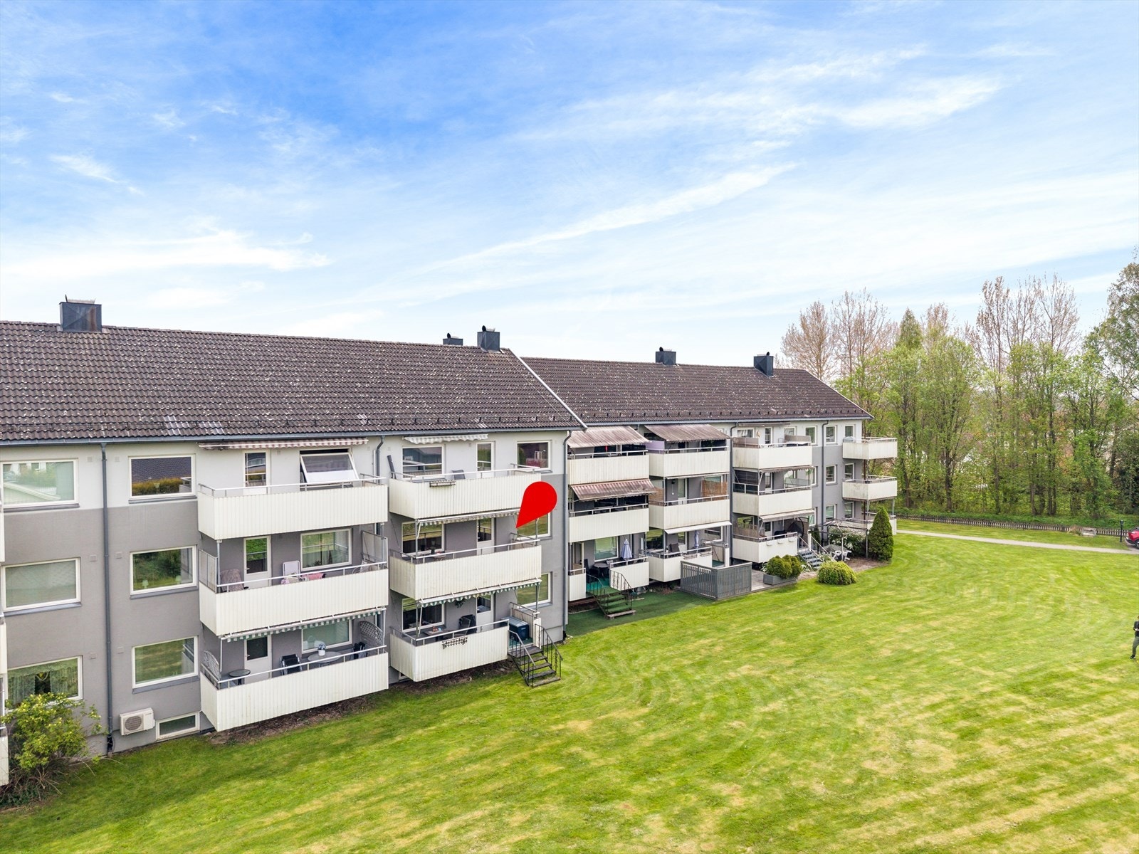Bygningen er fra 1961 og består av murkonstruksjoner og etasjeskillere i betong. Galleribilde
