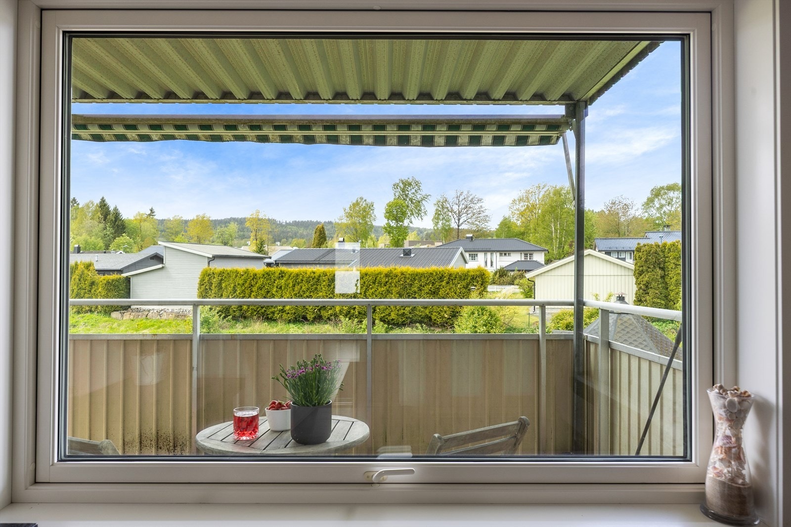 Utsikt fra stuevinduet mot borettslagets grøntområder. Galleribilde