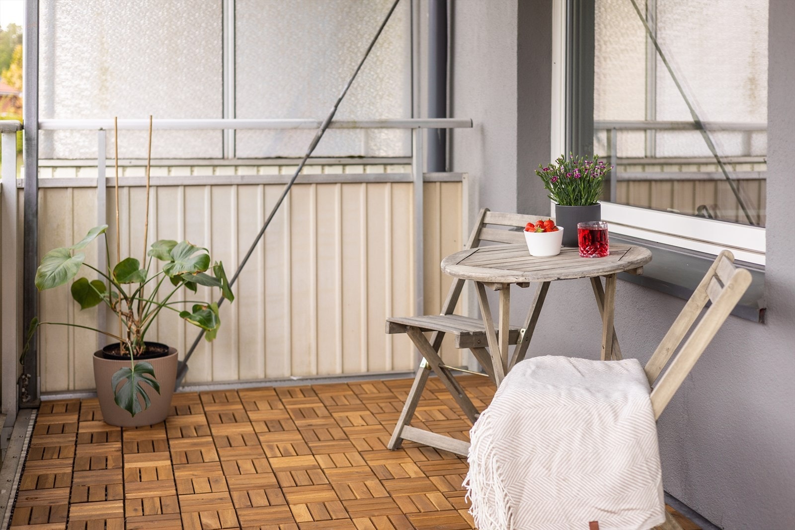 Her er det god plass til en liten sittegruppe og beplantning. Galleribilde