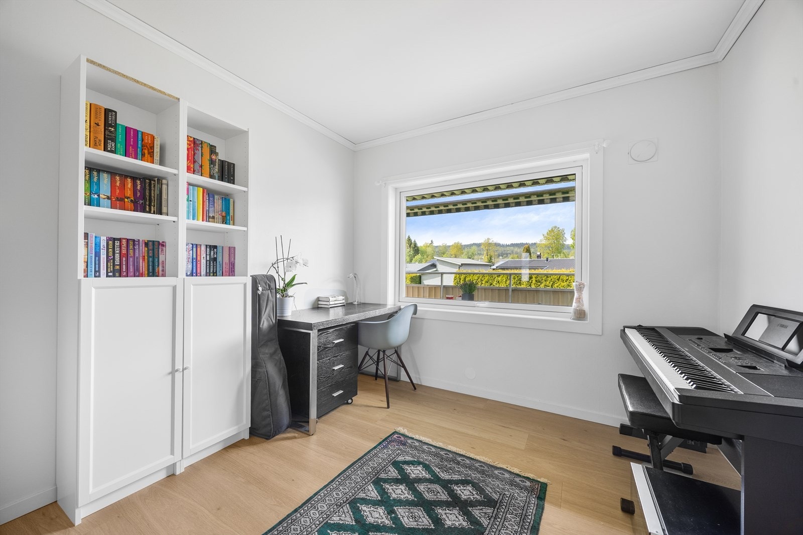 Det andre soverommet passer godt som barnerom, gjesterom eller kontor. Galleribilde