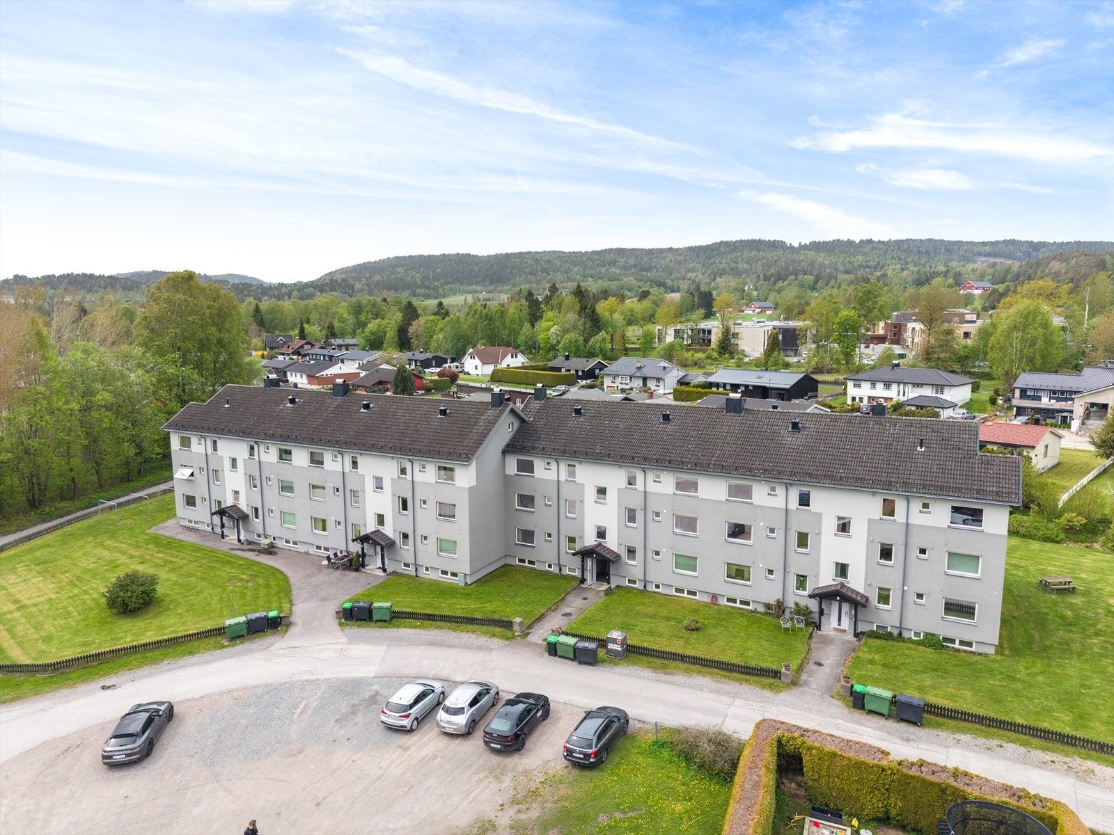 I kort avstand finner du bydelssenter med blant annet Rema 1000 og MAX. Galleribilde