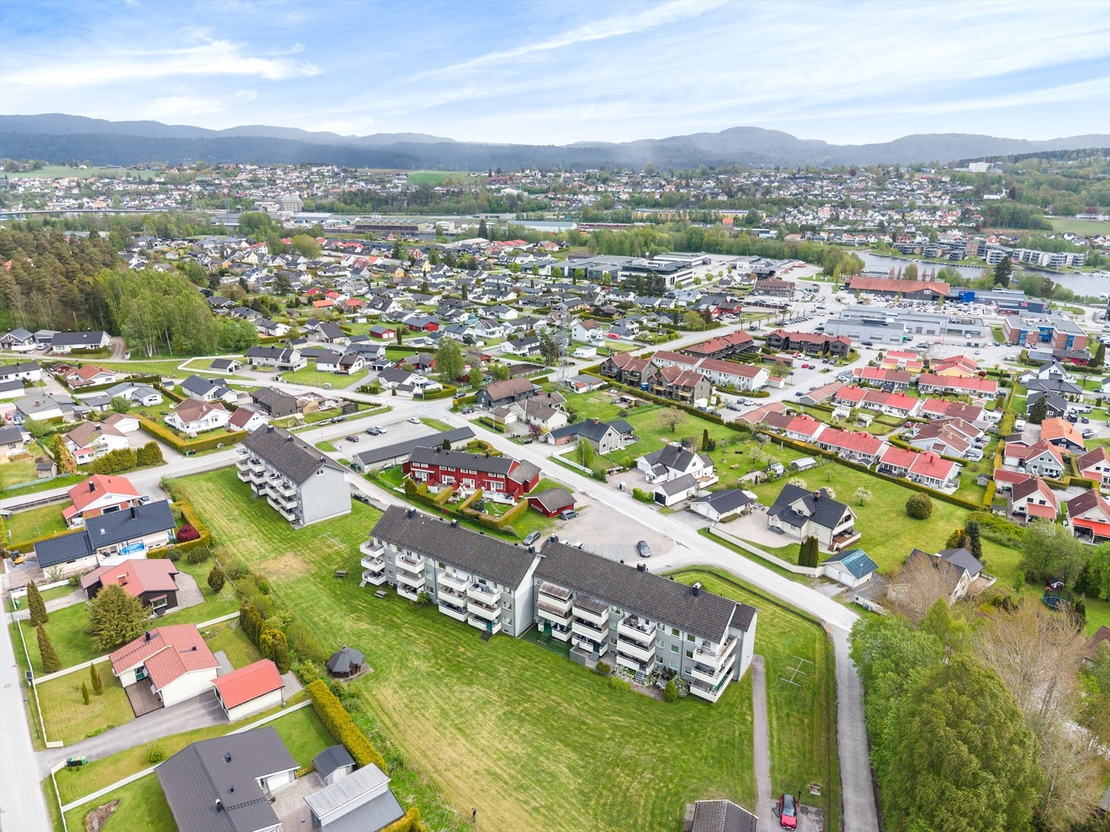 Beliggenheten er sentral, midt mellom grenlandsbyene Skien og Porsgrunn. Galleribilde