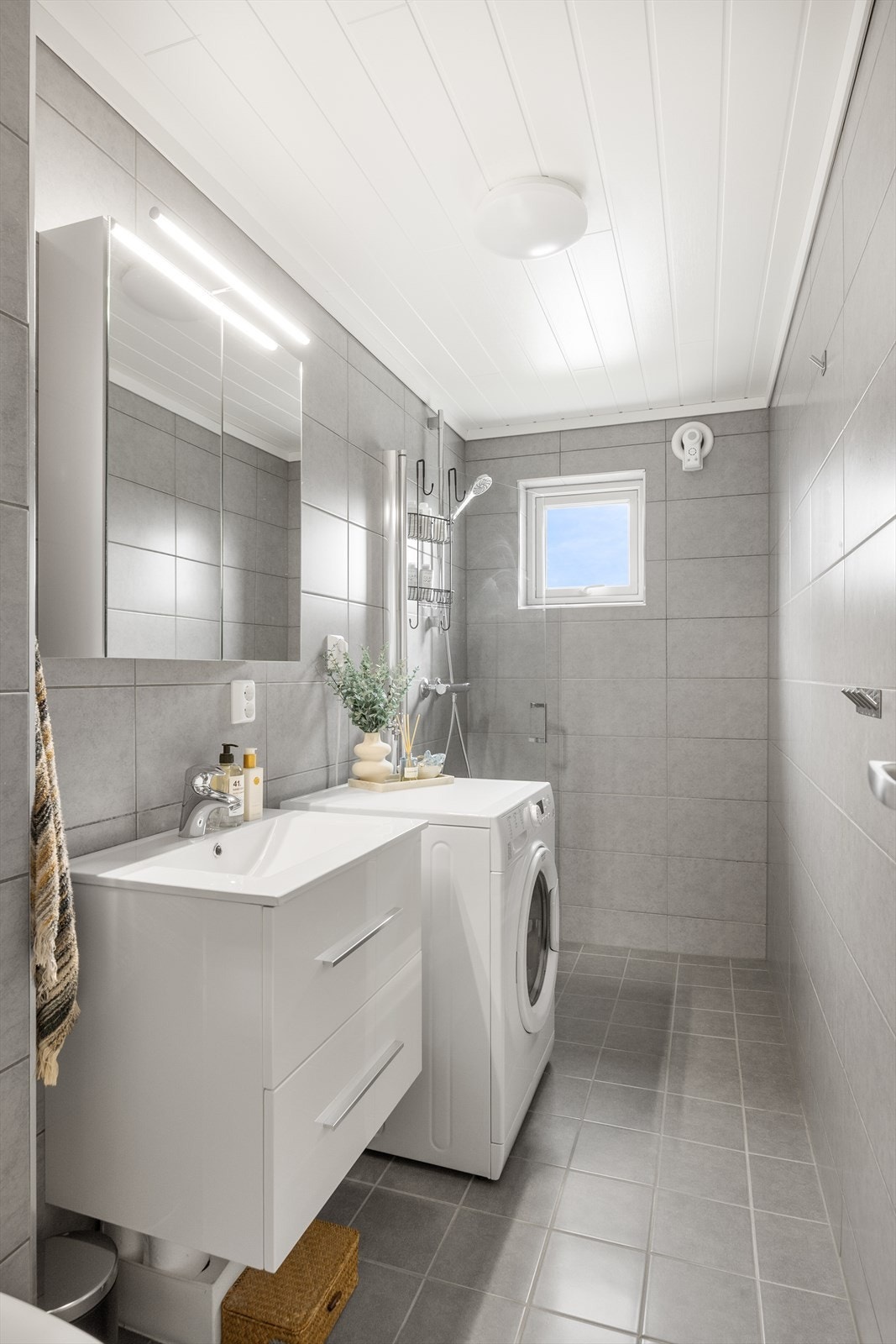 Badet ble rehabilitert i regi av borettslaget i 2021 og har elektriske varmekabler i gulvet. Galleribilde