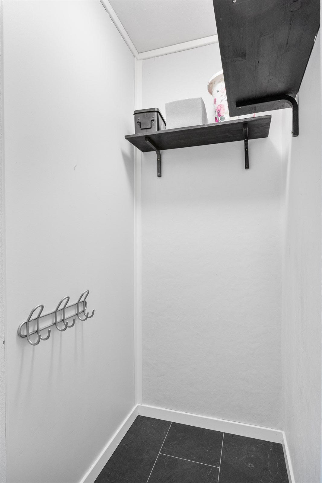 I tillegg til intern oppbevaring disponerer leiligheten to boder i kjeller og én på loft. Galleribilde