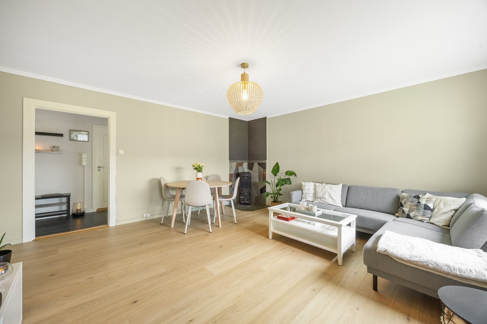 Stuen har plass til både sofagruppe og spisebord. Laminatgulvet ble lagt i 2025. Galleribilde