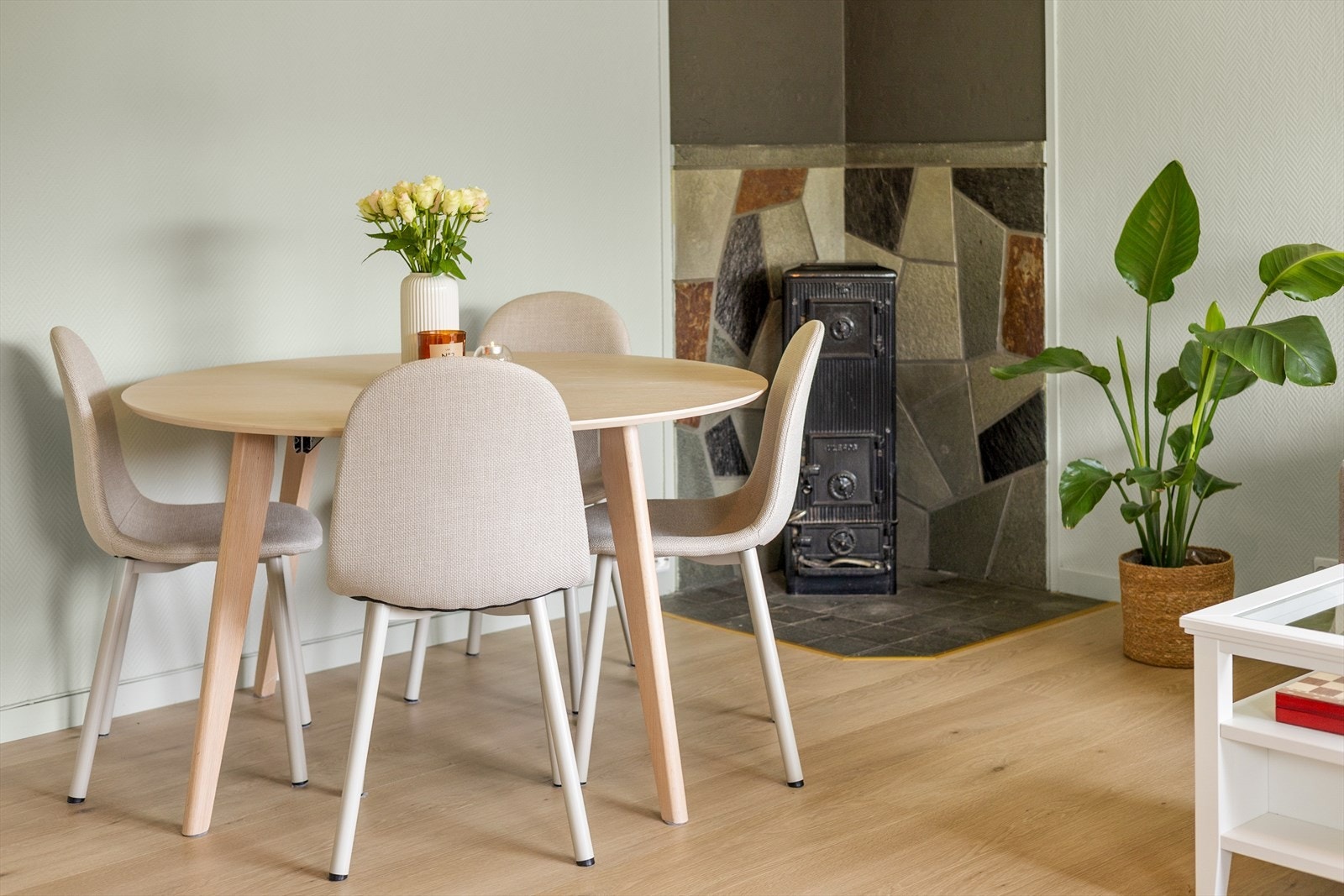 Ildstedet har en mursteinspipe og ubrennbart materiale på gulv og vegg. Galleribilde
