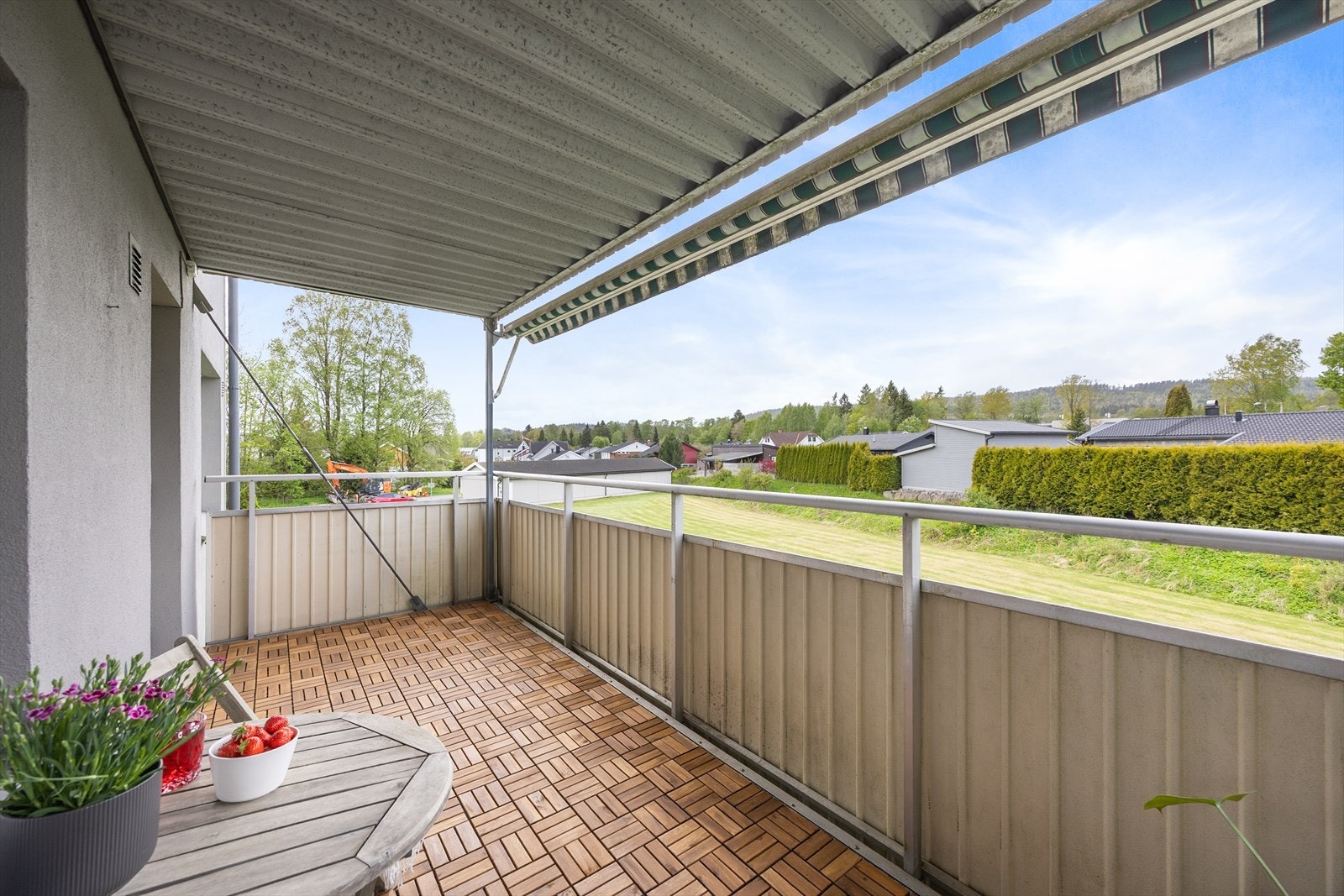 Fra stuen er det utgang til en overbygget balkong på 10 m². Galleribilde