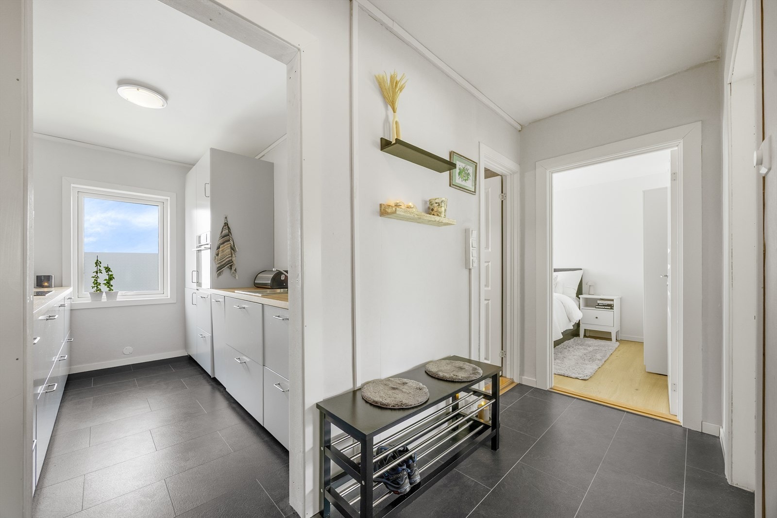 Gangen binder sammen leilighetens rom og har lyse, malte overflater. Galleribilde