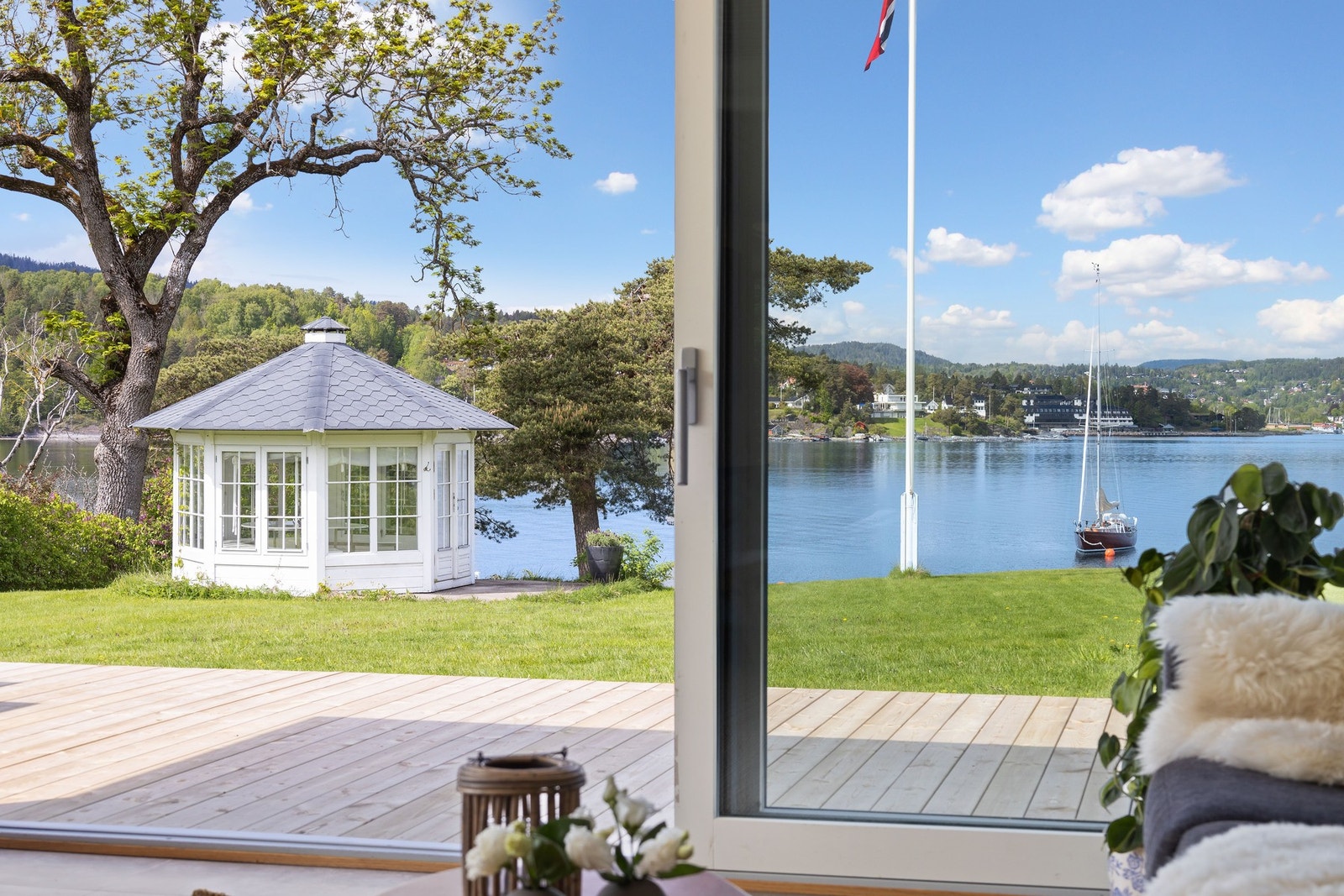 Flere utganger til terrasse og hage gir en sømløs overgang mellom inne og ute Galleribilde