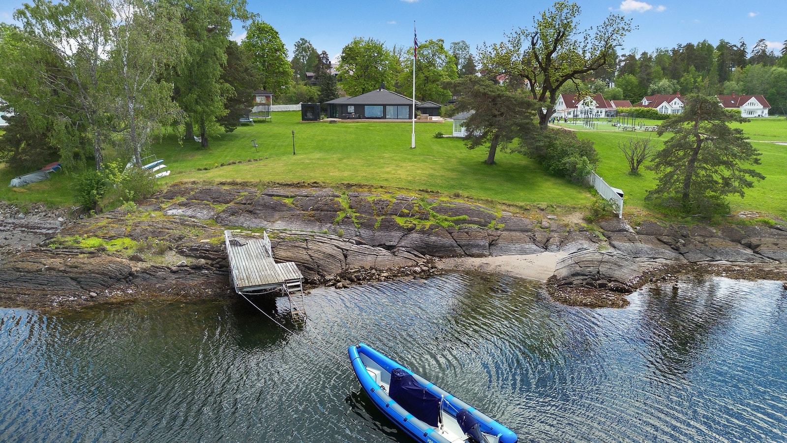Stor og solrik eiendom med naturskjønn beliggenhet ved sjøen. Egen strandlinje med brygge, sandstrand og svaberg. Galleribilde