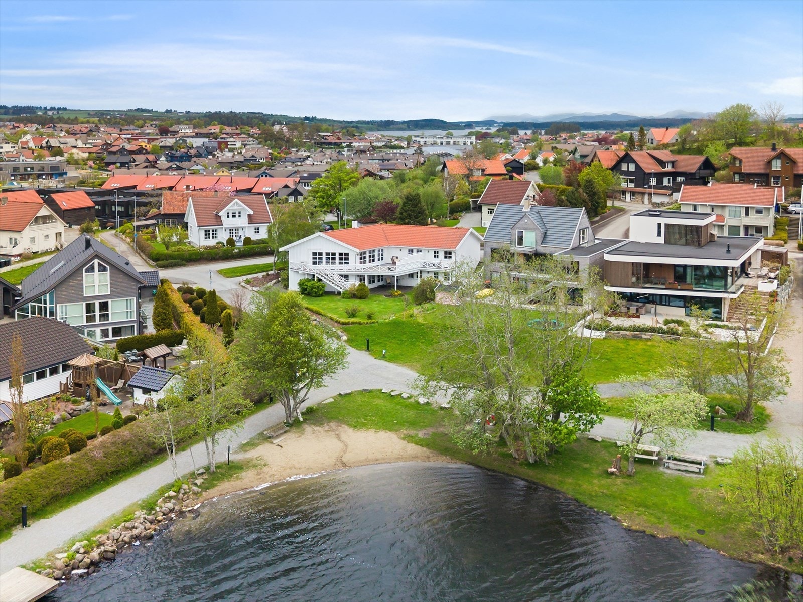 Velkommen til Solheimsvegen 1! Eiendommen presenteres av Leon Høyland i EiendomsMegler 1 Jærmegleren. Foto: Eivind Dirdal Galleribilde