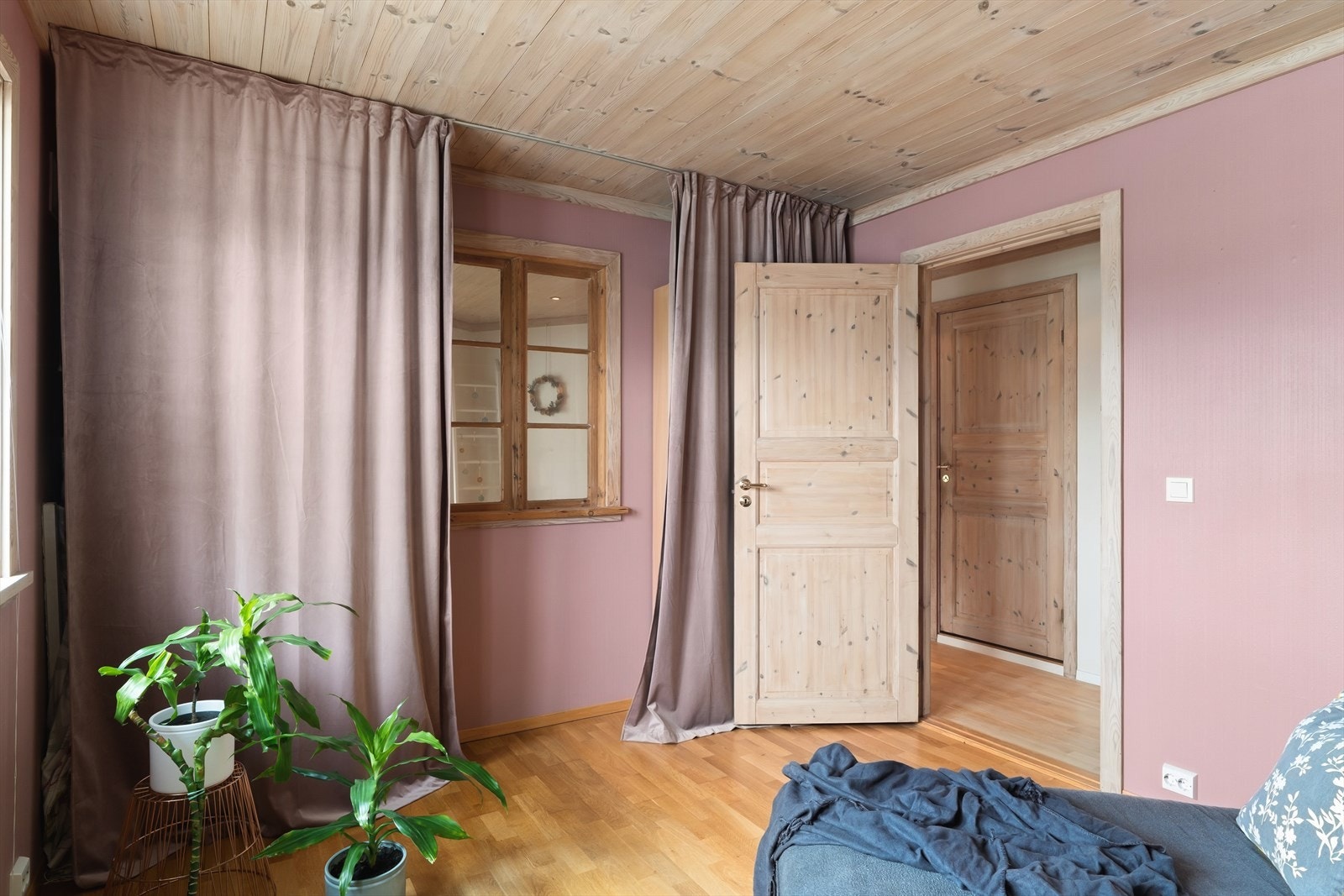 Boligen har totalt fem soverom. Dette ligger i første etasje. Galleribilde