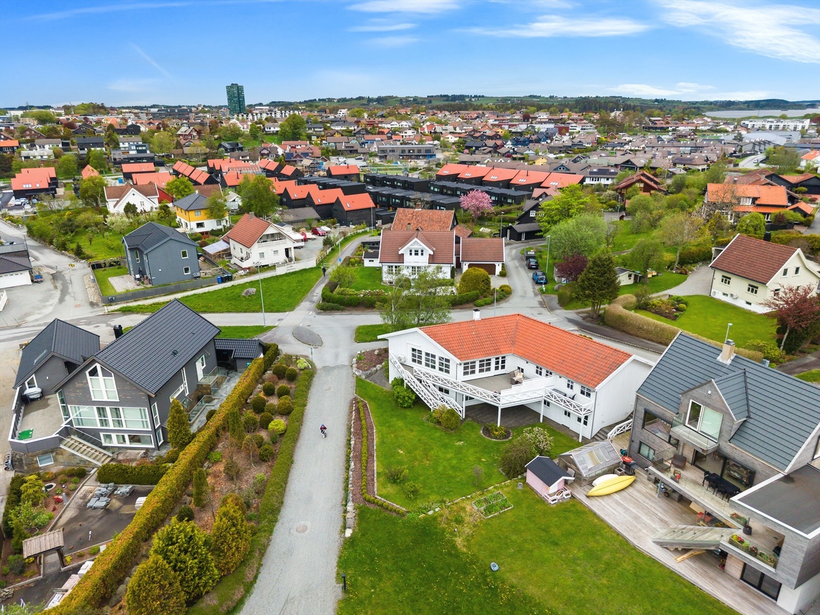 Herfra er det gangavstand til Bryne sentrum med butikker, kafeer og togstasjon. Galleribilde